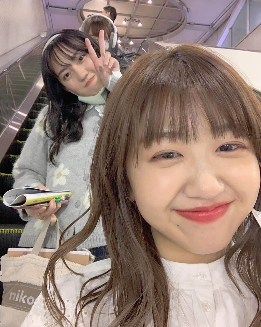 川平朱莉のインスタグラム：「れいなたんと久々楽しかった〜❤︎❤︎ ダサいものはダサいって言ってくれるいいお姉ちゃんだよ！  #お芋焼きのプロ #焼肉のプロ」