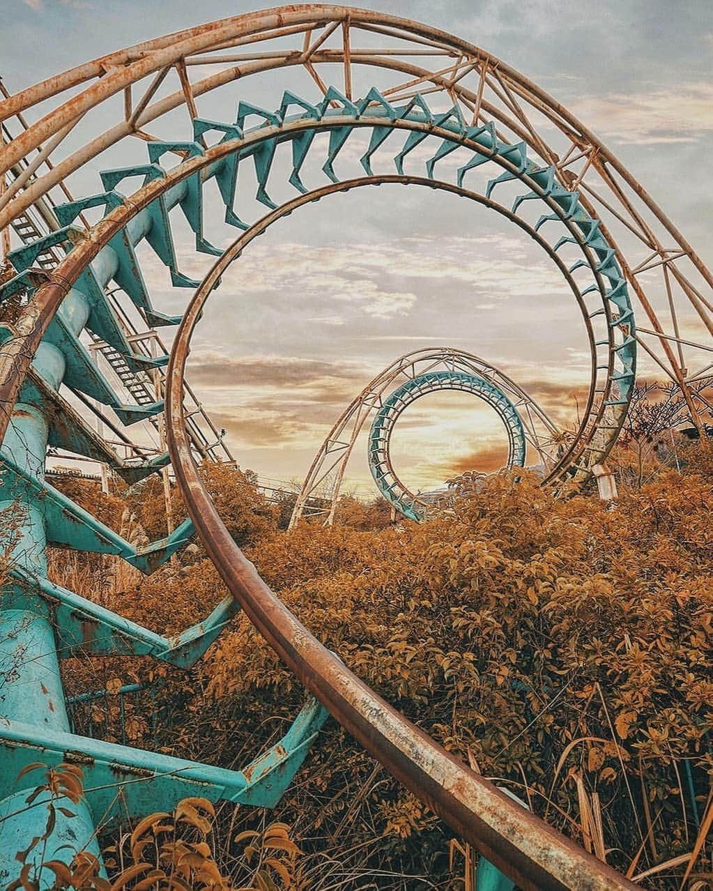 Berlin Tokyoのインスタグラム：「The abandoned roller coaster carries the cold autumn wind along its rusty track.  . . You can find my photo book about abandoned places on Amazon. Please search ( Silent World , Yuto Yamada ) or check my website yuto-yamada.com . ３年間ベルリンを中心に世界の廃墟を撮影した写真集「 Silent world 」パイインターナショナルより発売中です。全国の書店、Amazon、7netなどで購入可能です。  ISBN-10: 4756250009  ISBN-13: 978-4756250001 . . . . #hellofrom Nara, #japan」
