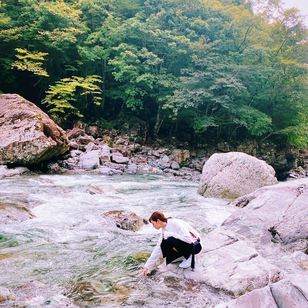 中条あやみさんのインスタグラム写真 - (中条あやみInstagram)「ちょっと前に自然と触れ合った時の🏞 道の駅で買った苺　川で洗って食べようと思ったら何個か流しちゃったな。。🍓」10月18日 22時48分 - nakajo_ayami