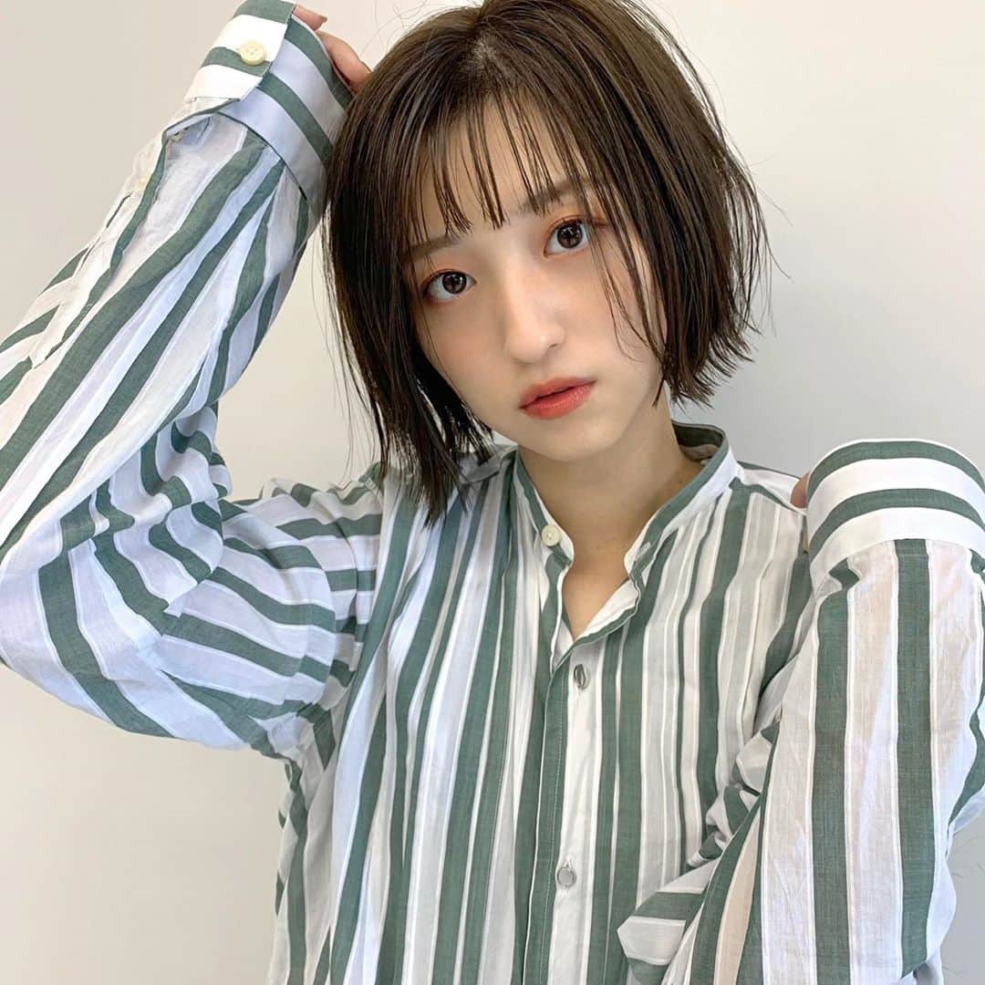のインスタグラム：「﻿ ﻿ ﻿ ﻿ ストレートアイロンで全体を伸ばしてから﻿ 毛先だけほんの少し外ハネにするのがブーム💇‍♀️﻿ ﻿ この長さで強めにする外ハネにすると﻿ タコさんウインナーになるので注意です⚠︎﻿ ﻿ ﻿ ﻿ ﻿ その後私は9月に新発売になったヘアグロス﻿ @ripiripi_official を使って最近はスタイリングしてます ✨﻿ ﻿ ﻿ ﻿ 束間がちゃんと出るし少量でまとまります﻿ そして、匂いがとてもよい💐﻿ ﻿ PLAZAやLOFTなどで購入できるよ〜﻿ ﻿ ﻿ ﻿ ﻿ #ripiripi#リピリピ#ヘアスタイリング#ヘアグロス#ヘアアレンジ#リピリピヘアグロス #pr」
