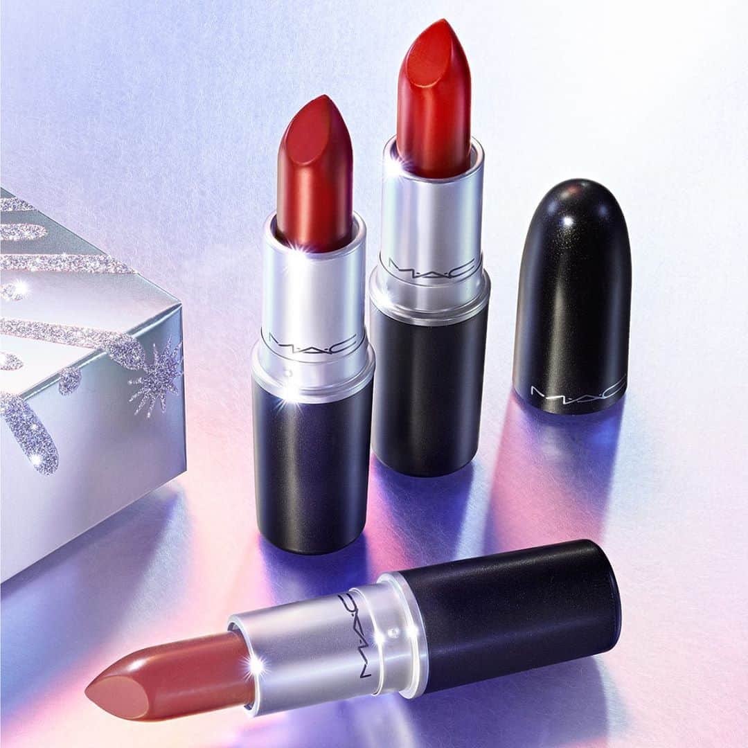 M∙A∙C Cosmetics Japanさんのインスタグラム写真 - (M∙A∙C Cosmetics JapanInstagram)「【公式オンライン先行発売】 メタリックシルバーのギフトボックスに現品サイズのリップスティックがセットイン💄シチュエーションに合わせたリップメイクを楽しんで✨ ㅤ <カラー説明> ・ツウィッグ: ソフト ミューティッド ブラウン ピンク　 ・コックニー: シアー イエロー レッド ・デュボネ: ディープ クラレット ㅤ ■スパークラー スターターキット: リップスティック (税込7,920円) ㅤ *公式オンライン先行販売中 *10/23(金) 全国発売 10/16(金)より店頭にて事前予約を開始しております。 ㅤ #MACFrostedFirework #MACクリスマスコフレ2020 #MACHoliday #MACCosmeticsJapan #MACCosmetics #MAC #MACコスメ #マックコスメ#メイクプロセス#クリスマスコフレ2020#クリスマスコフレ#MACリップ#リップ#リップメイク#リップスティック #ボリューム#ぷっくり#マットリップ#リップマニア」10月18日 22時49分 - maccosmeticsjapan