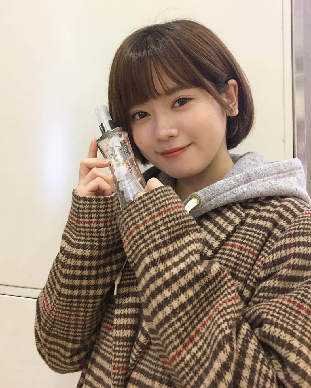 齋藤舞さんのインスタグラム写真 - (齋藤舞Instagram)「・ ・ お久しぶりです！ (投稿頻度低くてすみません🥺💦)  最近はぐっと冷え込んで 秋超えてなんだか冬みたいですね...😳❄️  皆さん体調に気をつけてお過ごしください...！  ・ ・ ・ フィッツコラボレーション様から  #ボディーファンタジー  をいただきました🕊✨  写真のように持ち歩きもでき、 コンビニ等で気軽に購入もできます！🙆🏻‍♀️  今回いただいたのはウェディングデイという香り。  爽やかで清潔感のある香りで、 花と言うより石鹸や柔軟剤 といったイメージです🤍🧡  万人受けしそうな香りで使いやすそうです！  皆さんもぜひ使ってみてください〜🎶  @bodyfantasies_jp  ・ ・  #なお画質🙏」10月18日 22時55分 - misstmu2020no3