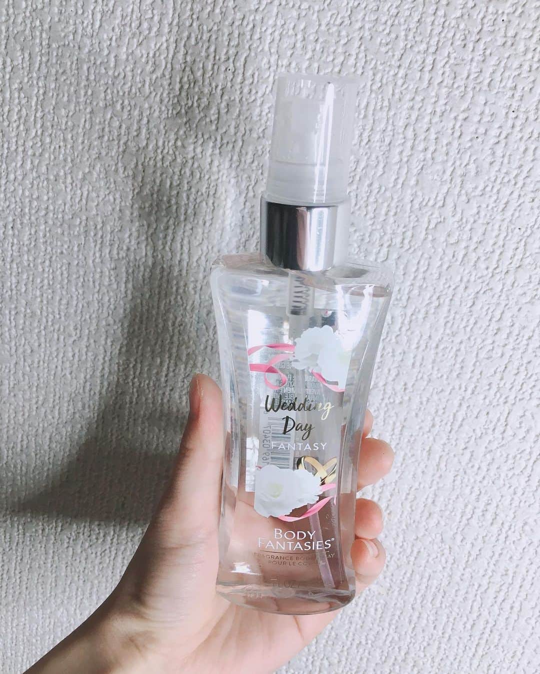 齋藤舞さんのインスタグラム写真 - (齋藤舞Instagram)「・ ・ お久しぶりです！ (投稿頻度低くてすみません🥺💦)  最近はぐっと冷え込んで 秋超えてなんだか冬みたいですね...😳❄️  皆さん体調に気をつけてお過ごしください...！  ・ ・ ・ フィッツコラボレーション様から  #ボディーファンタジー  をいただきました🕊✨  写真のように持ち歩きもでき、 コンビニ等で気軽に購入もできます！🙆🏻‍♀️  今回いただいたのはウェディングデイという香り。  爽やかで清潔感のある香りで、 花と言うより石鹸や柔軟剤 といったイメージです🤍🧡  万人受けしそうな香りで使いやすそうです！  皆さんもぜひ使ってみてください〜🎶  @bodyfantasies_jp  ・ ・  #なお画質🙏」10月18日 22時55分 - misstmu2020no3