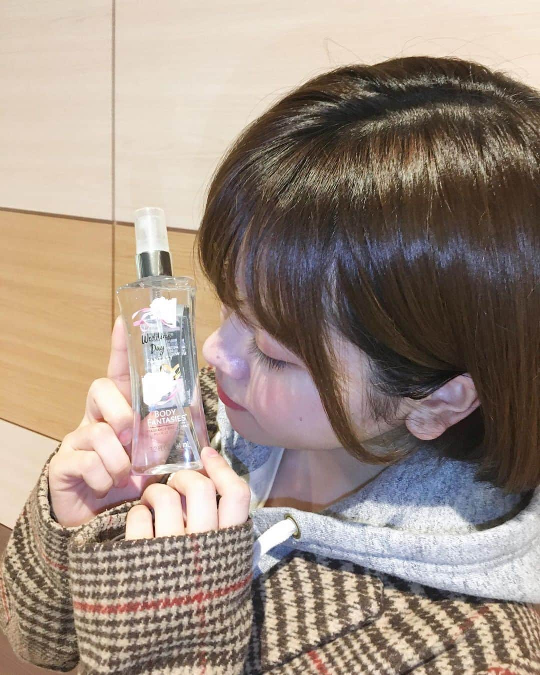 齋藤舞のインスタグラム：「・ ・ お久しぶりです！ (投稿頻度低くてすみません🥺💦)  最近はぐっと冷え込んで 秋超えてなんだか冬みたいですね...😳❄️  皆さん体調に気をつけてお過ごしください...！  ・ ・ ・ フィッツコラボレーション様から  #ボディーファンタジー  をいただきました🕊✨  写真のように持ち歩きもでき、 コンビニ等で気軽に購入もできます！🙆🏻‍♀️  今回いただいたのはウェディングデイという香り。  爽やかで清潔感のある香りで、 花と言うより石鹸や柔軟剤 といったイメージです🤍🧡  万人受けしそうな香りで使いやすそうです！  皆さんもぜひ使ってみてください〜🎶  @bodyfantasies_jp  ・ ・  #なお画質🙏」