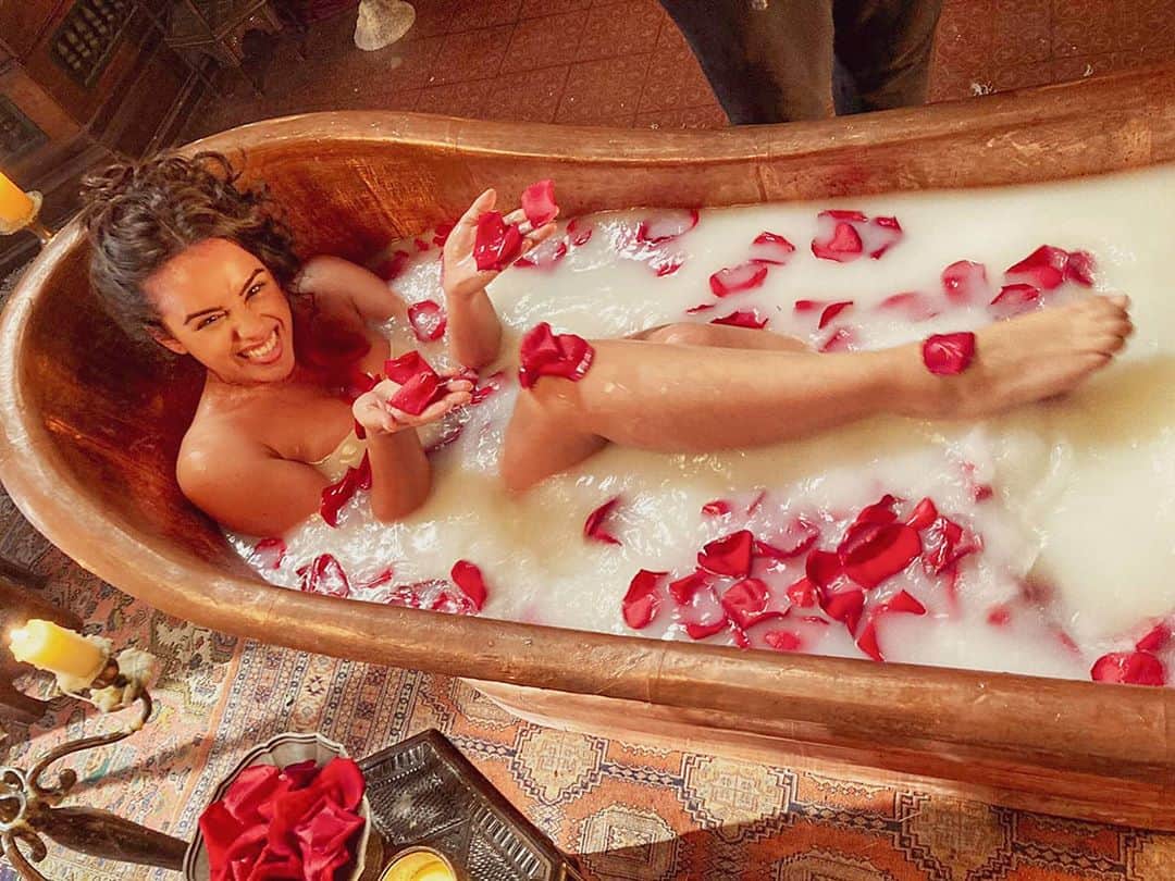 ジョージア・メイ・フットのインスタグラム：「Ever wondered how they make milky baths on tv. They literally add milk. I smelt like a cows udder after this scene. Looked pretty though 📽 @outpostseries」