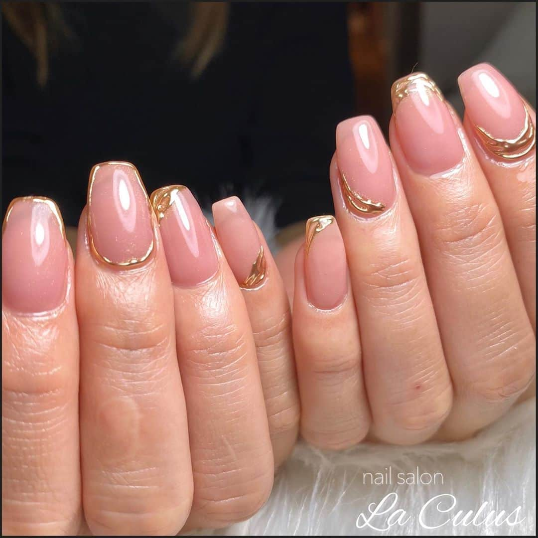 Mihoさんのインスタグラム写真 - (MihoInstagram)「nails. . . シアーなピンクベージュにミラーアートをプラス♡ . . ◆オフ込み1.5時間 ◆丁寧ケア付き ◆1ヶ月以内のご来店で¥500-引き (キャンペーンデザインは適用外) . . . 🔸　#ルビケイト導入サロン　🔸 カビ・菌から塗り爪を守り、グリーンネイル(バクテリアルネイル)の予防ができる、ルビケイト🦠🤛✨ 追加料金無しで、全てのお客様に使用しております♡ 繰り返しグリーンネイルになってしまう方や、"グリーンネイル"と言われ他店で施術を断られてしまった方も施術が可能です💅 お悩みの方は、一度ご相談ください🧡  #laculus #お客様ネイル  #フィルインサロン　#ミラーネイル  . #ネイル #ジェル #ジェルネイル #ネイルアート #ネイルサロン #ネイルデザイン #三宮フィルイン #秋ネイル  #グリーンネイル対策#ネイルチップ #フィルイン#グリーンネイル #神戸 #三宮 #神戸元町 #大阪 #神戸ネイル #神戸ネイルサロン #三宮ネイルサロン #三宮ネイル . #nail #nails #nailart #beauty #kawaii」10月18日 22時51分 - la.source_nail