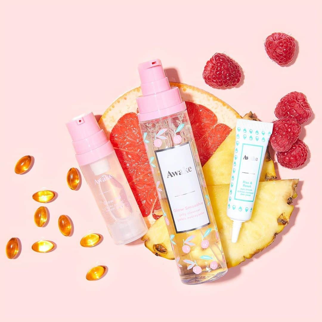 Tarte Cosmeticsさんのインスタグラム写真 - (Tarte CosmeticsInstagram)「Try 3 of our @Awakeskin fan-faves before committing to the full-size in our NEW Awake Glow Into Skincare vegan travel-size trio! 🧡 Set includes: ✨ travel-size Glow Smoothie vegan jelly cleanser: lifts dirt, oil & makeup without stripping skin ✨ travel-size Rise & Reset vegan eye cream: improves the appearance of fine lines, wrinkles, crow’s feet & puffy dark circles while hydrating & brightening ✨ travel-size Glow Pill vegan super serum: super blend of vitamins B3 + B5 & Niacinamide smooth, hydrate & give skin a healthy glow Shop now on awakebeauty.com for only $35 USD (a $49 USD value)! #bottledbeautysleep #awakebeauty」10月18日 23時02分 - tartecosmetics