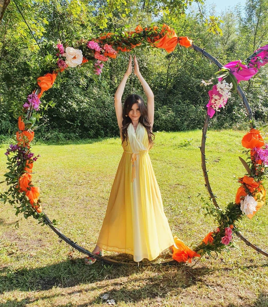 Joyce Ilgさんのインスタグラム写真 - (Joyce IlgInstagram)「☮ Erkennt ihr das Peacezeichen im Bild? 😂 Ich hab etwas nachhelfen müssen & meine Beine weiter auseinander bearbeitet. Bild 2 ist das Unbearbeitete. Love & Peace ❤ #flowerpower #peace #boho #hippie #ichmachcoolehashtags」10月18日 22時55分 - joyceilg