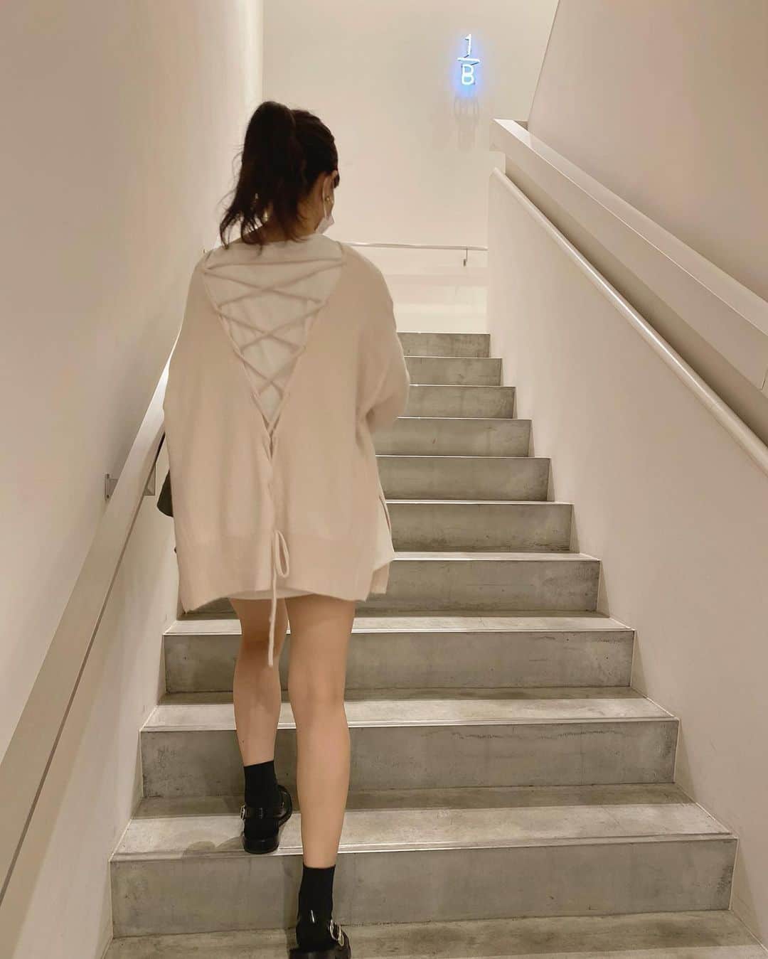 吉田佳菜のインスタグラム：「ㅤㅤㅤㅤㅤㅤㅤㅤㅤㅤㅤㅤㅤ ㅤㅤㅤㅤㅤㅤㅤㅤㅤㅤㅤㅤㅤ 先週急に寒くなってニットが欲しい！ と思ってお店に買いに行った ラクーンバックレースアップニット🧶 アイボリーにしました♡ ㅤㅤㅤㅤㅤㅤㅤㅤㅤㅤㅤㅤㅤ 中には肩開きのルーズロンTをレイヤードしています♪ (これはインナーとしても使えて1枚で着たときもかわいい！) ㅤㅤㅤㅤㅤㅤㅤㅤㅤㅤㅤㅤㅤ ㅤㅤㅤㅤㅤㅤㅤㅤㅤㅤㅤㅤㅤ #kana_chicode #ちわcode #whoswhochico #salonbychico #ちわこの休日 ㅤㅤㅤㅤㅤㅤㅤㅤㅤㅤㅤㅤㅤ」
