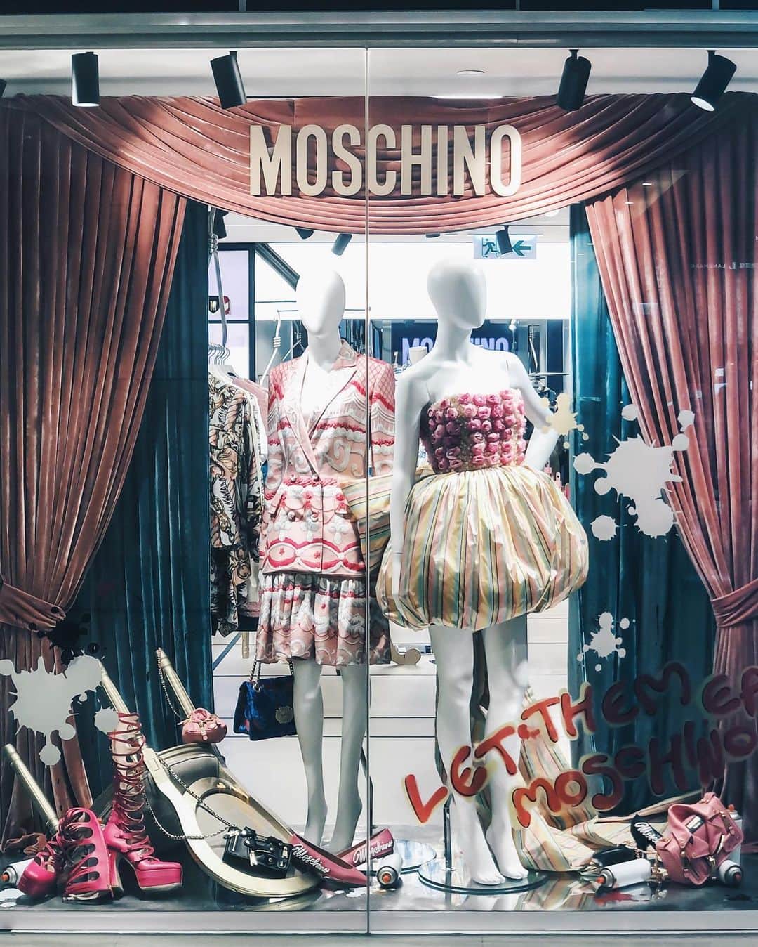 Ruby Kwanさんのインスタグラム写真 - (Ruby KwanInstagram)「An afternoon tea filled with fun and sweetness. 🍰🧁💫 @moschino #moschinofw20 #jeremyscott #rougecloset」10月18日 22時59分 - rougecloset