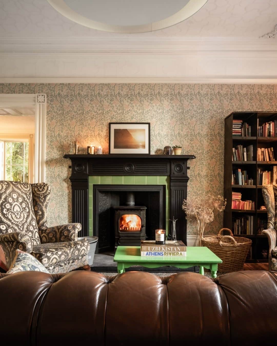 MR PORTERのインスタグラム：「Fire lit. Kettle on. Now, that's what we call Sunday. #MRPORTERontheroad 📍@brownberhall」