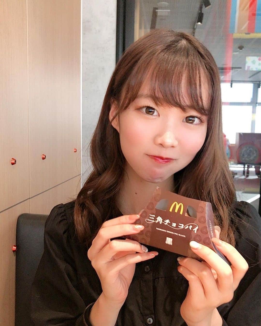 齋藤佳穂のインスタグラム：「三角チョコパイの季節😌  #京都 #マック #マックカフェ #マクドナルド #マクドナルド🍔🍟 #三角チョコパイ #ミスキャン #ミスコン #メガネ #メガネ女子 #黒コーデ」