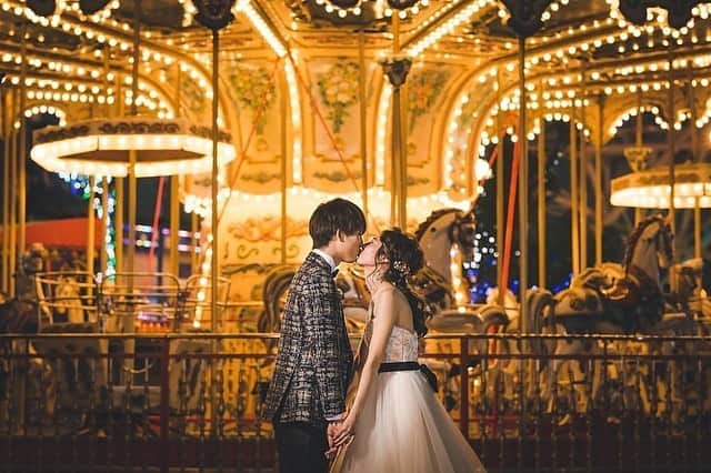 Choole 業界初、オンライン結婚式準備サービスさんのインスタグラム写真 - (Choole 業界初、オンライン結婚式準備サービスInstagram)「\これからの時期にぴったり💕/ 遊園地でのイルミネーション前撮り✨ . これからの季節はイルミネーションが煌めく季節ですよね❤︎ . 街中のイルミネーションはもちろん、遊園地での撮影はまた特別感のあるお写真が◎ . ぜひ参考にしてみて下さいね🕊 . photo  by @decollte_weddingphoto  他の投稿も素敵なものばかりですので、﻿ ぜひチェックしてみてください  ——————————————————— トキハナの公式サイトでは 会場・ドレス・ヘアメイクなど たくさんのアイテムをご紹介👗👑 @tokihana_weddingからHPをチェック♡  トキハナでは、「ベストレート保証」「持ち込み自由」の特別なプランを用意⛪ 元プランナーが、安心できる結婚式場を中立な立場で一緒に見つけます😊  LINEやサロン、オンラインで元ウエディングプランナーに無料相談！ 1分でカンタン結婚式場診断も🕊️  ———————————————————」10月18日 23時04分 - tokihana_wedding