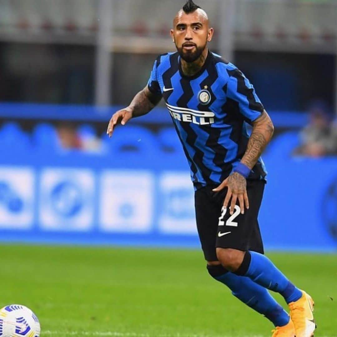 アルトゥーロ・ビダルさんのインスタグラム写真 - (アルトゥーロ・ビダルInstagram)「Non è così che inizia ma come finisce !!! 💪🏽💪🏽 Forza @inter 💙🖤 Continuiamo a lavorare per migliorare giorno dopo giorno!!!💪🏽💪🏽😉👍🏽👑」10月18日 23時10分 - kingarturo23oficial