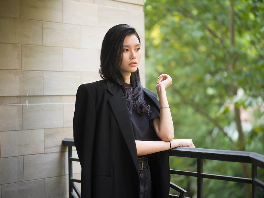 のインスタグラム：「I’ve partnered with @debeersgroup on the #ReSetCollective to help showcase how their #DiamondsDoGood. De Beers has made a commitment to creating a positive legacy that will endure far beyond the discovery of their last diamond – this commitment is called #BuildingForever.   Last year, De Beers invited five talented and sustainably-minded female designers (@zoechiccojewelry, @jadetrau, @jenniekwondesigns, @julezbryant, and @saraweinstock) to visit their operations in Botswana to find out more about Building Forever and the positive impacts that diamonds create.  The designers, inspired by what they witnessed, wanted to contribute to the good that diamonds do and decided that, through the ReSet Collective, they will each create one-off jewelry pendants that will be available at auction. The proceeds will go to @SSIIntl and @naacp_ldf.   While I have always loved the beauty of diamonds, I’ve decided to partner with De Beers because I admire their ReSet Collective initiative for showcasing how diamonds can be more than just a source of beauty. The Botswanan government is a partner with De Beers in their local operations, keeping much of the positive impacts of their diamonds local; the auctioned items will further contribute to communities in Botswana, as well as helping to support diversity further afield. I’m passionate about this campaign because it offers a roadmap for how diamonds can be a source for good. #DeBeersGroupPartner.」