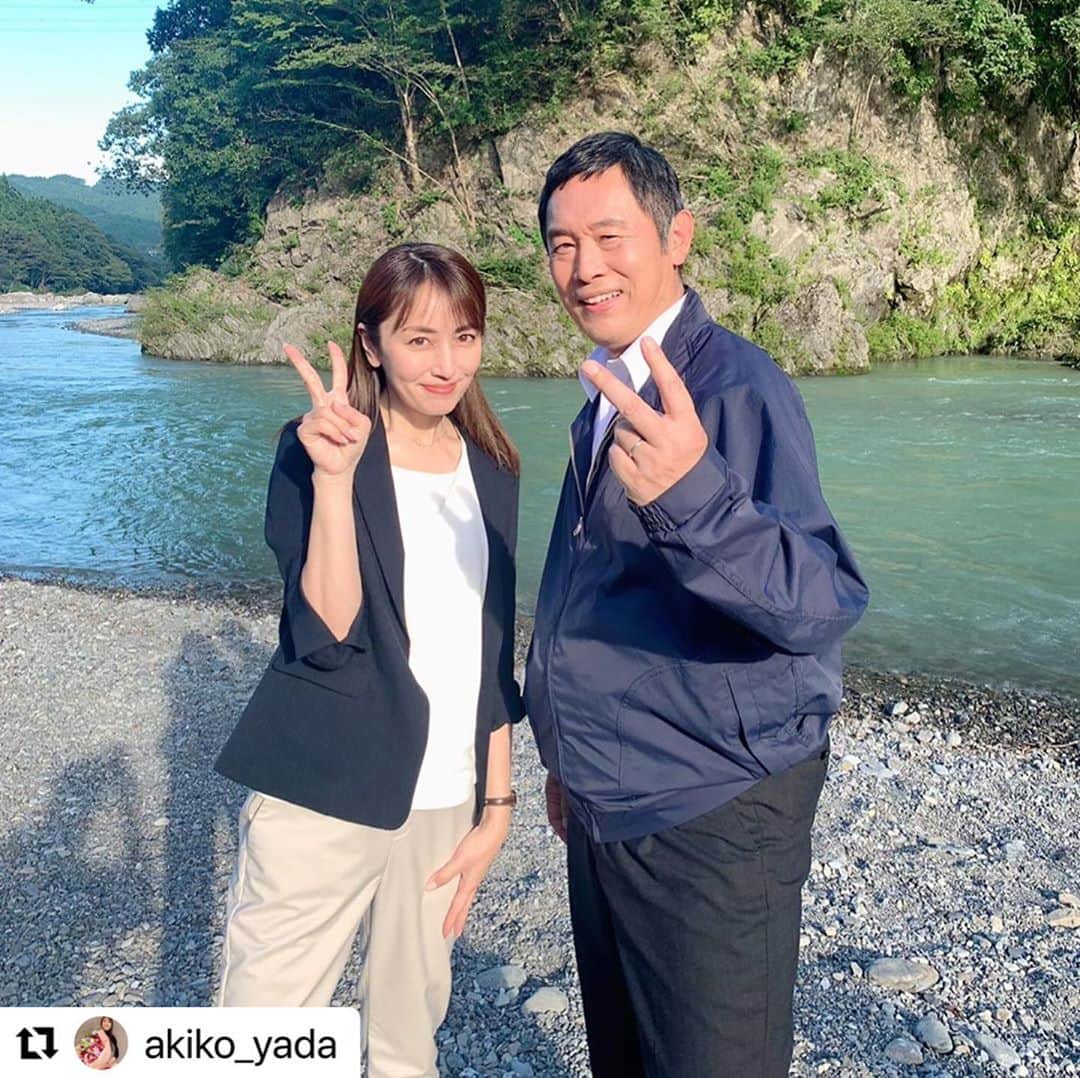 佐野史郎のインスタグラム：「矢田亜希子さんのInstagramからrepost！ 初共演は矢田さん16歳の時😌 学校帰りにスタジオへ。 ルーズソックスも懐かしや😅 内藤剛志さんとは30年来のつきあい。 ドラマの内容とも重なります🎬  月曜プレミア８ 今野敏サスペンス「呪縛　警視庁強行犯係・樋口顕」 https://www.tv-tokyo.co.jp/premiere8_drama/ 2020年10月19日（月）20:00〜21:54 テレビ東京 出演：内藤剛志、佐野史郎、川上麻衣子、逢沢りな、榎木孝明、矢田亜希子、佐野岳、片山萌美、斎藤暁／かたせ梨乃、黒川芽衣、伊藤正之、喜多乃愛、田中美奈子ほか  この樋口顕シリーズ、途中、長い間制作されなかった時期もありましたが、二十年近く内藤剛志さんとコンビを組んでおります。 若き頃から共演も多かったですし、公私共に気心の知れた仲ゆえ、その空気感もお楽しみいただけたらと思います。 今回は、娘との意思疎通をはかれない父親、家族の物語。 事件解明の難しさにリアルに謎解きに没頭しておりました。 お楽しみに!!」