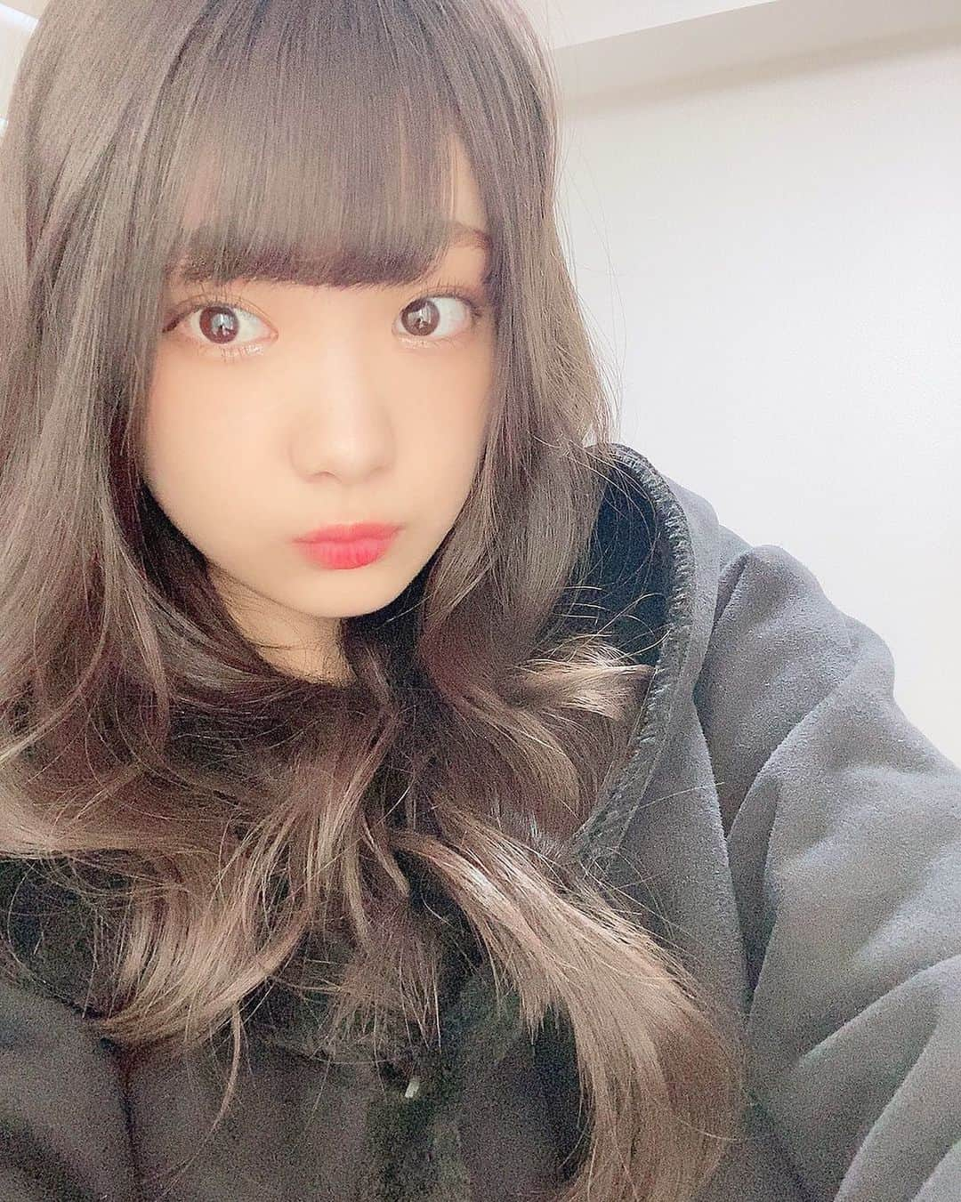 山下彩耶さんのインスタグラム写真 - (山下彩耶Instagram)「今日の午前中の写真！少しだけ自然光にあたってる！  今日はライブ2本な日でした！お久しぶりな感覚！！ また明日から平日がんばりましょ〜🤓 ・ ・ #夢アド #山下彩耶 #自撮り #寒いからコート着た」10月18日 23時20分 - saya_chan1207