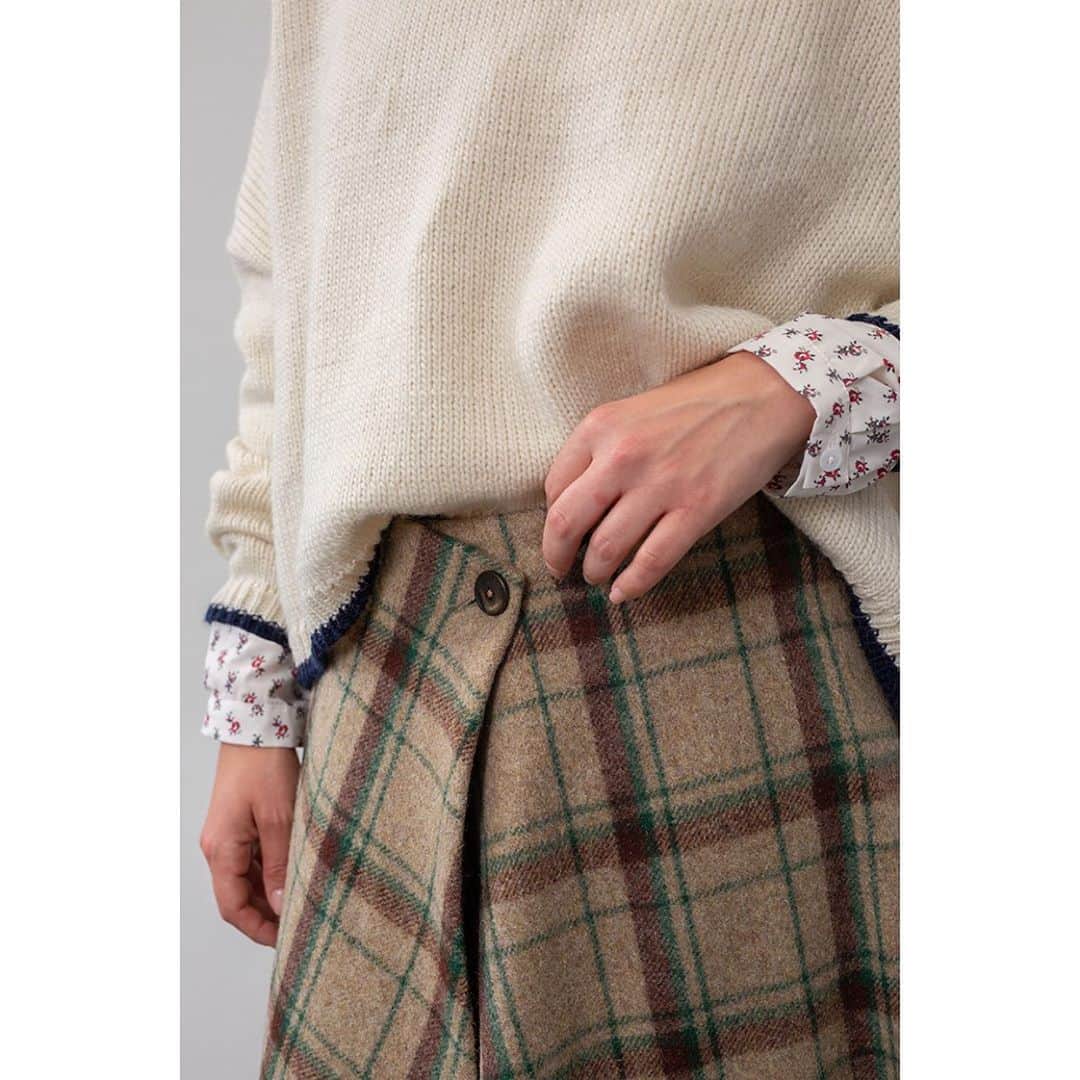 キャベジズ&ローゼズさんのインスタグラム写真 - (キャベジズ&ローゼズInstagram)「Add a little drill to your day. The Lemmy shirt in our new Bloom print. Pair with a big tweed coat or a cosy Bryn sweater @christina_strutt @scottlongjphoto #cosy #frilly #cotton #floral #printed #madeinengland #canbagesandrosesfabric #cabbagesandrosesfashion #cabbagesandroses #britishfashion #bruton #somerset #shoplocal #buybetter #buybetterbuyless」10月18日 23時20分 - cabbages_and_roses