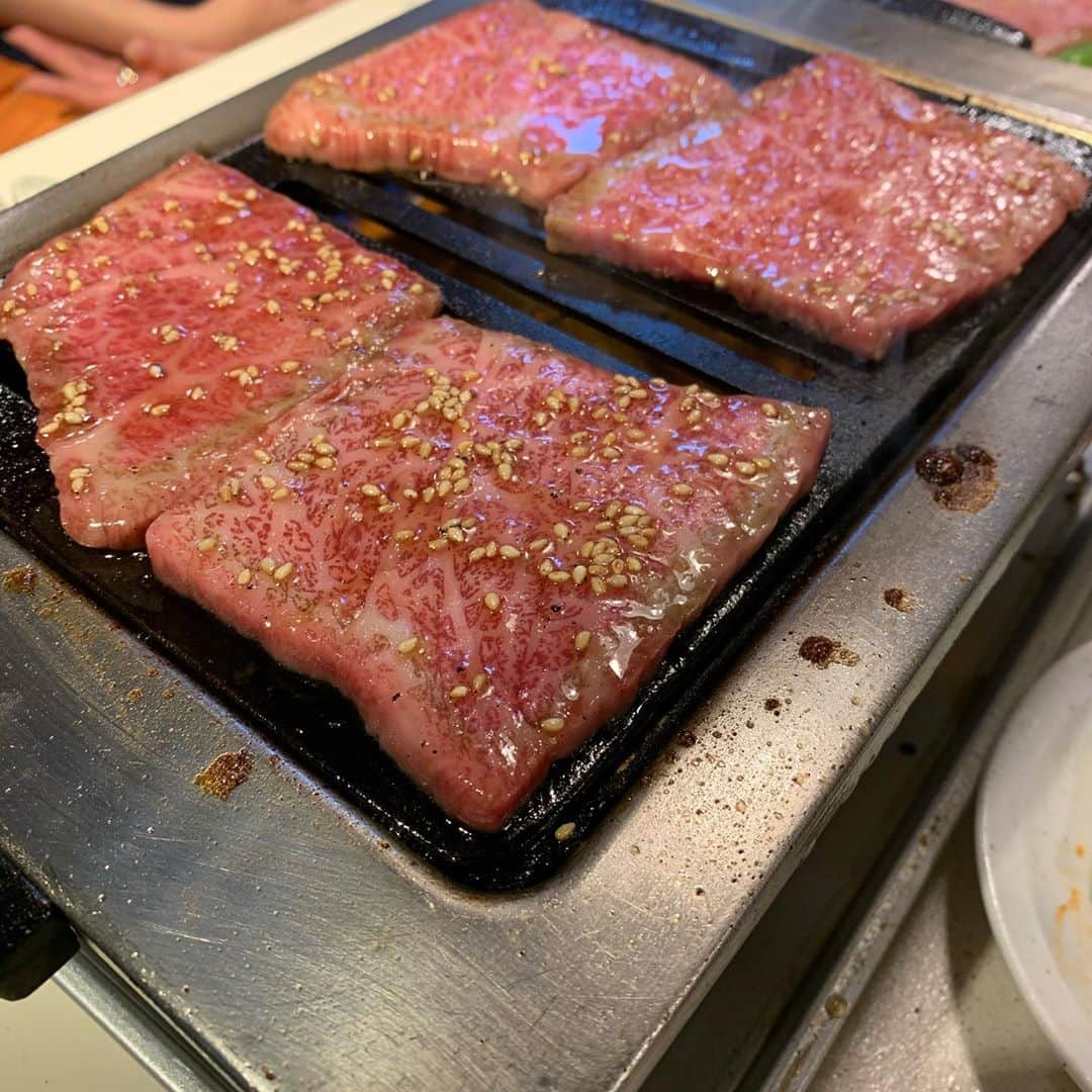 内山信二のインスタグラム：「最近少なくなったロースター‼️  たまらん😆😆😆  うま山〜。  今週も頑張れる💪  #焼肉 #ロースター #うま山 #内山信二」