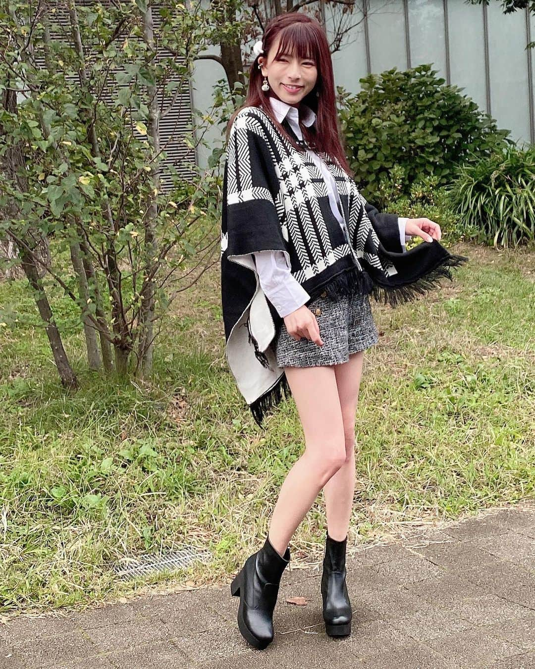 葉月美優さんのインスタグラム写真 - (葉月美優Instagram)「❥今の時期にぴったりな 可愛い服見つけちゃった🐰💕 . . ポンチョ可愛い✨ 今の時期、羽織物迷うからね… これは脱ぎ着しないでいいから楽♫ . . シャツもセットでおしゃれ🥀 いっぱい着るんだ❦ . . . ❥ @vinew.official  . . . . . #ポンチョ　#おしゃれ　#服好き #秋服コーデ #秋服 #コーデ #ショーパンコーデ #チェックシャツ #ワイシャツコーデ」10月18日 23時20分 - miu_haduki