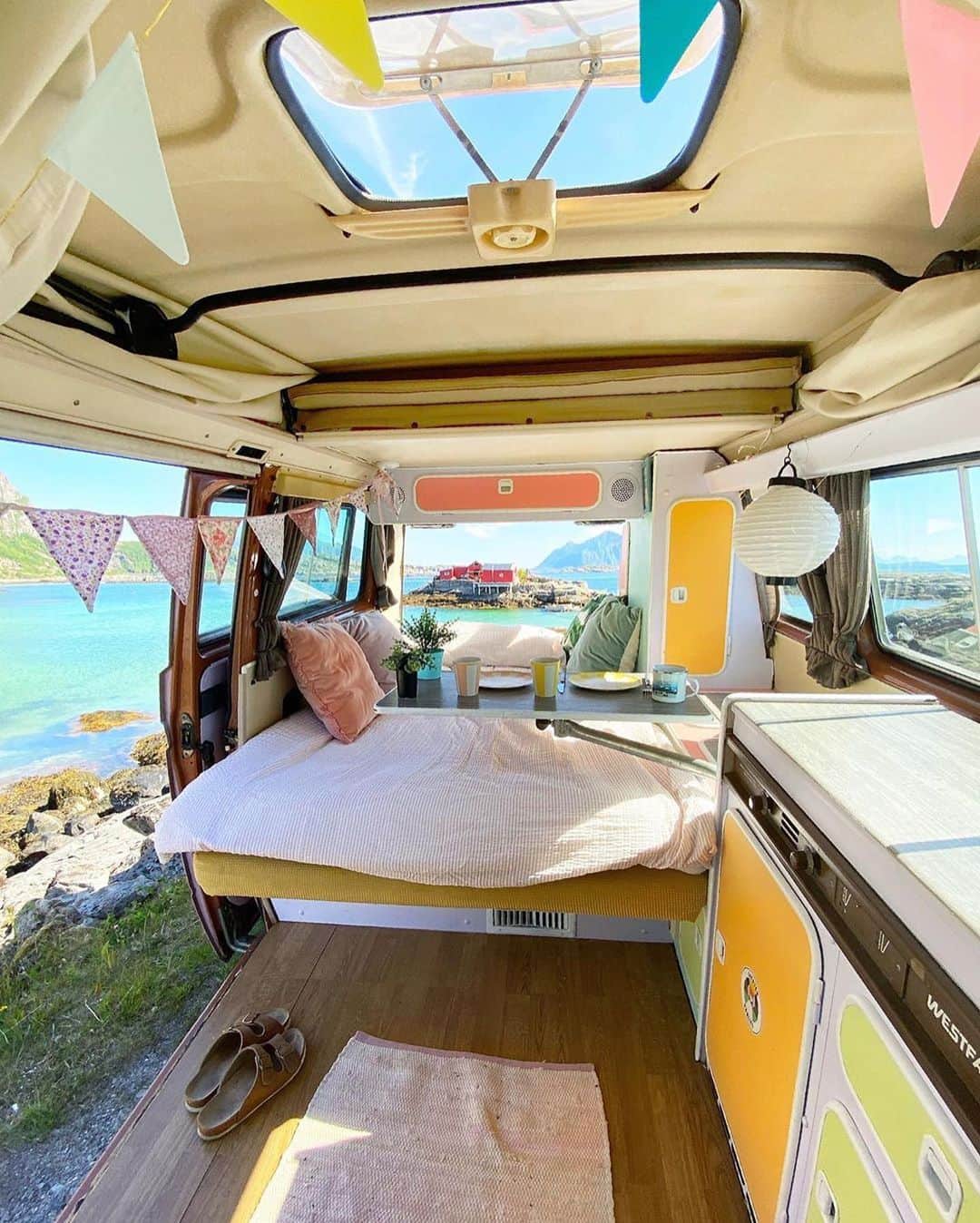 BEAUTIFUL HOTELSさんのインスタグラム写真 - (BEAUTIFUL HOTELSInstagram)「Take the hotel with you wherever you go, that's the beauty of #vanlife! 🚌 Cruise through the Lofoten archipelago in a pink 80's camper van that has been renovated with everything you'd need to camp in comfort and style.   Share with us in the comments your best camping experience! ⛺  📽 @lofoten.vanlife 📍 Lofoten, Norway  🎶 Melanie Martinez - Play Date」10月18日 23時12分 - beautifulhotels