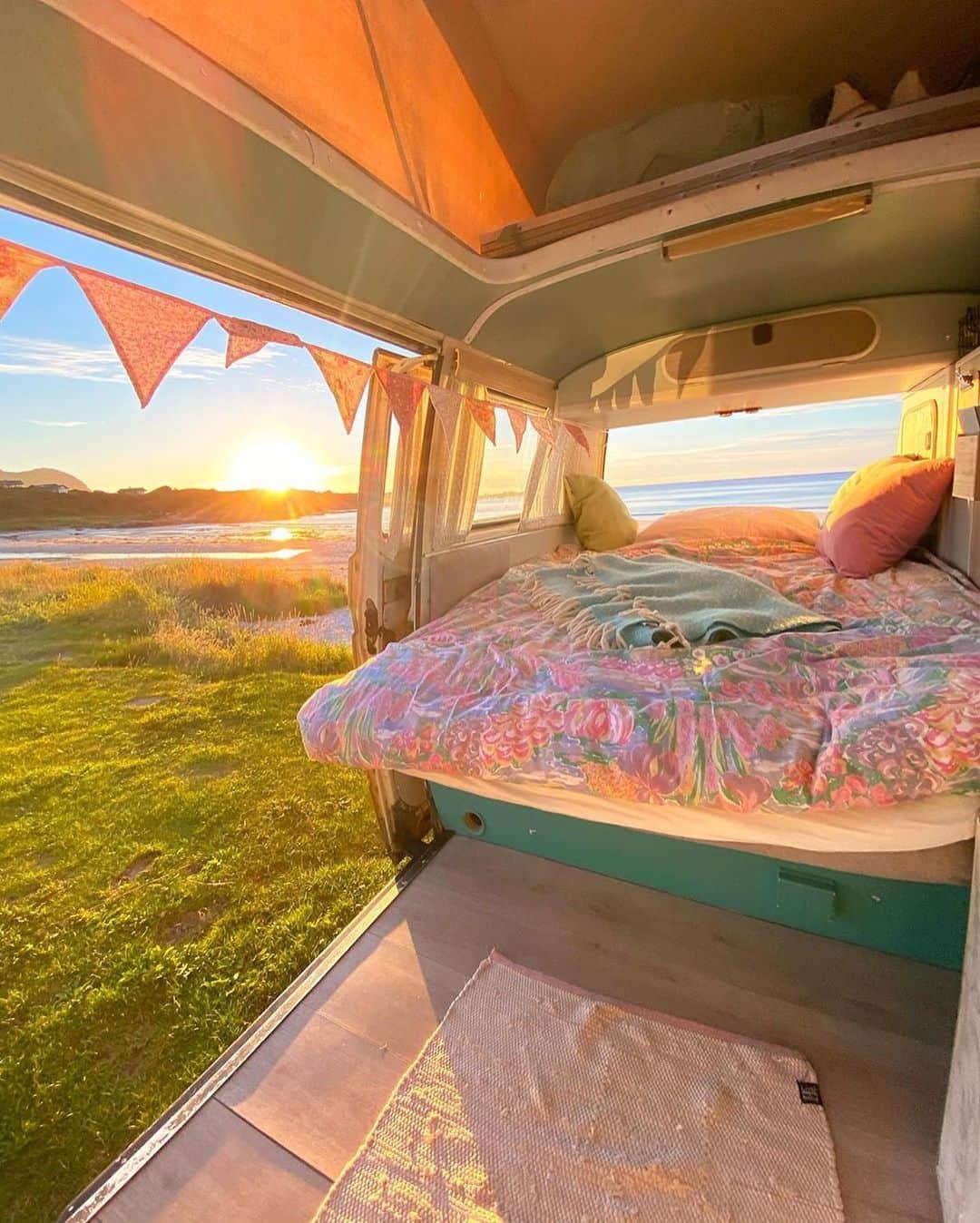 BEAUTIFUL HOTELSさんのインスタグラム写真 - (BEAUTIFUL HOTELSInstagram)「Take the hotel with you wherever you go, that's the beauty of #vanlife! 🚌 Cruise through the Lofoten archipelago in a pink 80's camper van that has been renovated with everything you'd need to camp in comfort and style.   Share with us in the comments your best camping experience! ⛺  📽 @lofoten.vanlife 📍 Lofoten, Norway  🎶 Melanie Martinez - Play Date」10月18日 23時12分 - beautifulhotels
