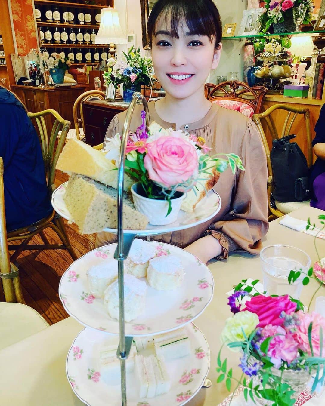 杜このみのインスタグラム：「今日は、義母が好きでよく訪れるカフェへ一緒に連れて行って頂きました♡ ランチでも素敵なコースのお料理で、 美しいガーデンに囲まれた店内で幸せな時間でした♡ アップルシナモンのハーブティーも とても美味しかったです🥺🌟 コロナの影響でなかなか会えないので、少しの時間ですが久しぶりに会ってお話出来て嬉しかったです😊♡」