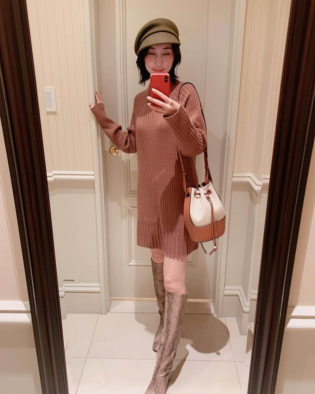 近野莉菜のインスタグラム：「Go to Travelを利用して、#東京ステーションホテル にお泊まり♡ 素敵なホテルだったなあ☺️ また泊まれるように頑張ろうっと！ 東京生まれ東京育ちだけど、まだまだ知らない東京の魅力がありました😌 . 久しぶりに私服載せます🕺🏻🏷 Knit,Boots @snidel_official  Casquette @ca4la_official  Bag @loewe  #SNIDEL #スナイデル  #SNIDELsnap」