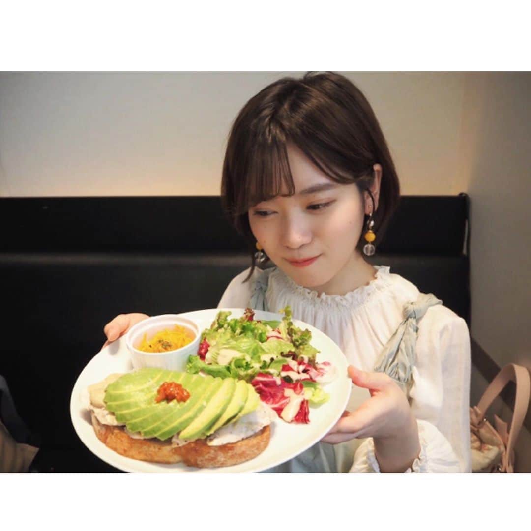 のインスタグラム：「・ ・ 美味しそうなものを目の前にすると この顔をよくします。  友達が撮ってくれてるのに 早く食べたくて待ちきれない顔です😹  ・ ・ #カレーは飲み物  #プク顔 (?)」