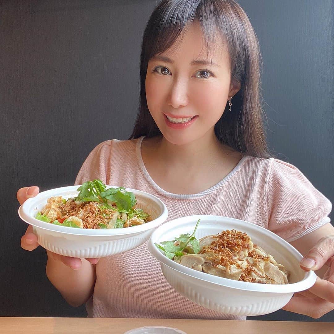イトウジュン（タイ料理研究家）さんのインスタグラム写真 - (イトウジュン（タイ料理研究家）Instagram)「最近のお仕事 タイ料理のカオマンガイ専門店 #ヒウマイ新橋店 の Uber eats 試食のお仕事でした。 色々なタイ料理を食べる機会が多いけど、こちらのヘルシーセット3品2480円はコスパ良くて美味しいお勧めできるタイ料理です✨😆 3人分くらいの量があるよ  カオマンガイ専門店なだけに ★蒸し鶏タオチオソース　は盛り盛りに入ってる❣️激辛専用ソースも別でちゃんと付いてるよ🌶 ★ガイヤーン　ハーフサイズ、もハーフサイズ？っていうくらいにちゃんと入ってる ★鯖のサラダ🐟❣️これかなり美味しかったよ。鯖のトマト煮、揚げた豚の皮がアクセントになり、辛くて美味しい🌶 Ubereatsだけじゃなく、テイクアウトもあるよー #新橋グルメ  #新橋テイクアウト  #ウーバーイーツ  #ubereats  #タイ料理  #激辛タイ料理 #カオマンガイ  #コスパ最高  #新橋ol  #テイクアウト #タイ料理研究家  #タイ料理研究家イトウジュン  #タイ料理大好き  #タイ料理ランチ  #ビューティータイ料理  #エスニック料理  #カオマンガイ   #ヒウマイ #ヒウマイ新橋 #新橋 #ガイヤーン #パクチー  #パクチー大好き  #港区 #ウーバーイーツ東京 #激辛 #激辛グルメ」10月18日 23時17分 - junito.13