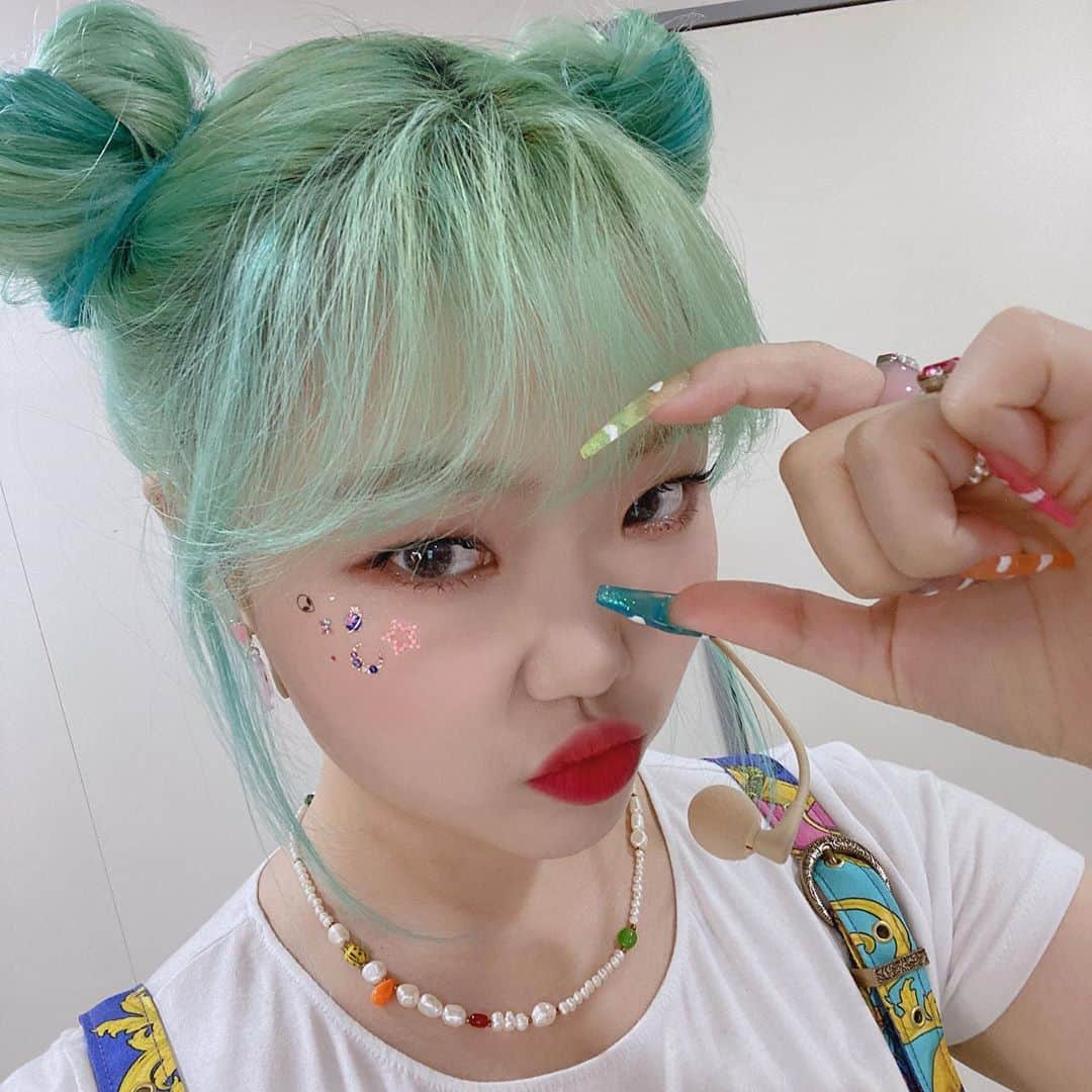 スヒョンさんのインスタグラム写真 - (スヒョンInstagram)「안녕히주무세여👽」10月18日 23時18分 - akmu_suhyun