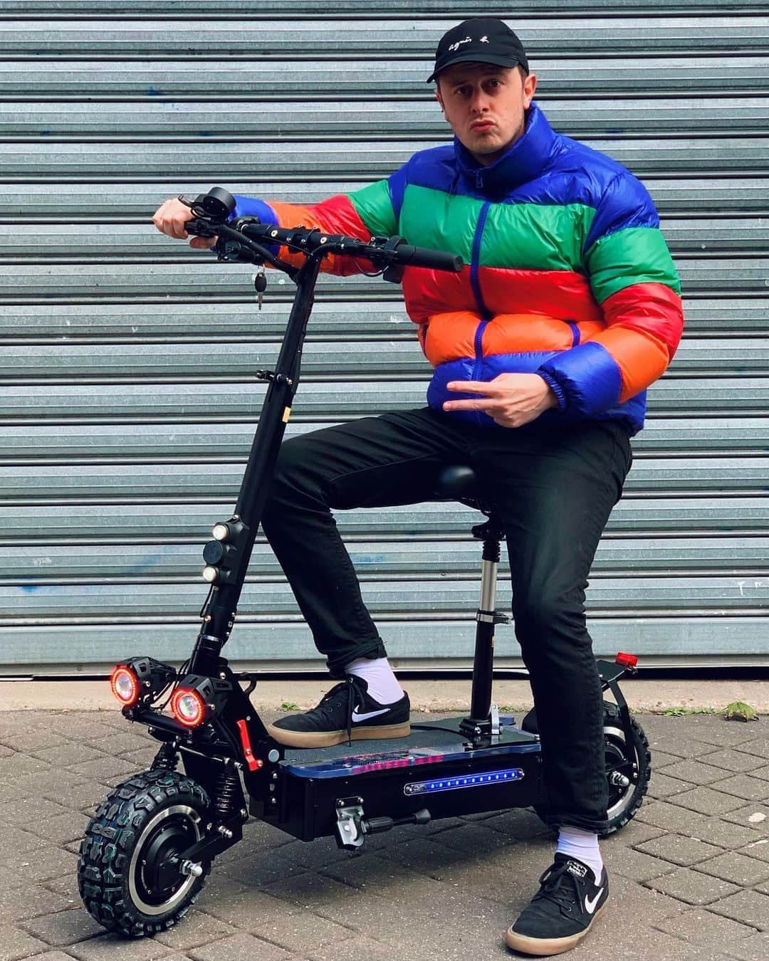 Norman Thavaudのインスタグラム：「Trottinette tuning 🔥🛴🔥 Elle va jusqu’à 90km/h ça a plus aucun sens 😂」