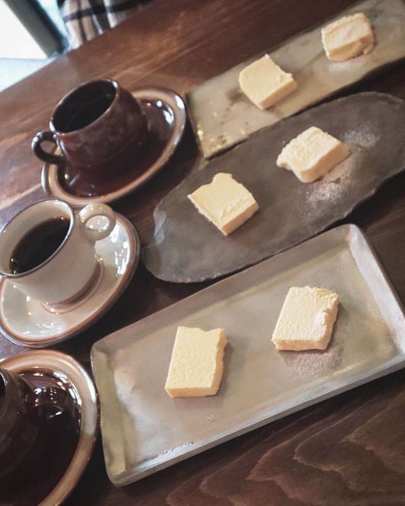 もーさんさんのインスタグラム写真 - (もーさんInstagram)「(*˙︶˙*)☆*° ♡♡♡ チーズケーキ試食会 ・ おうちカフェにあう♡チーズケーキを開発中♪ ・ 今回は、2種類のチーズケーキの食べ比べ😋 ・ コーヒー、紅茶にあうチーズケーキ♡♡ ・ どんなチーズケーキが出来上がるか😊楽しみです💕 ・ @nagoya_cafemeguri 〜名古屋カフェ巡り〜 ・ @yayuyo_cake ・ ありがとうございました😃 ・ ・ ～＊～＊～＊～ #名古屋カフェ巡り#名古屋カフェ#チーズケーキ#チーズケーキ開発中#おうちカフェ#名古屋カフェ#名古屋スイーツ#名古屋テイクアウト#インスタグルメアワード2020#チーズケーキ食べ比べ#コーヒーにあうチーズケーキ」10月18日 23時25分 - mouusan