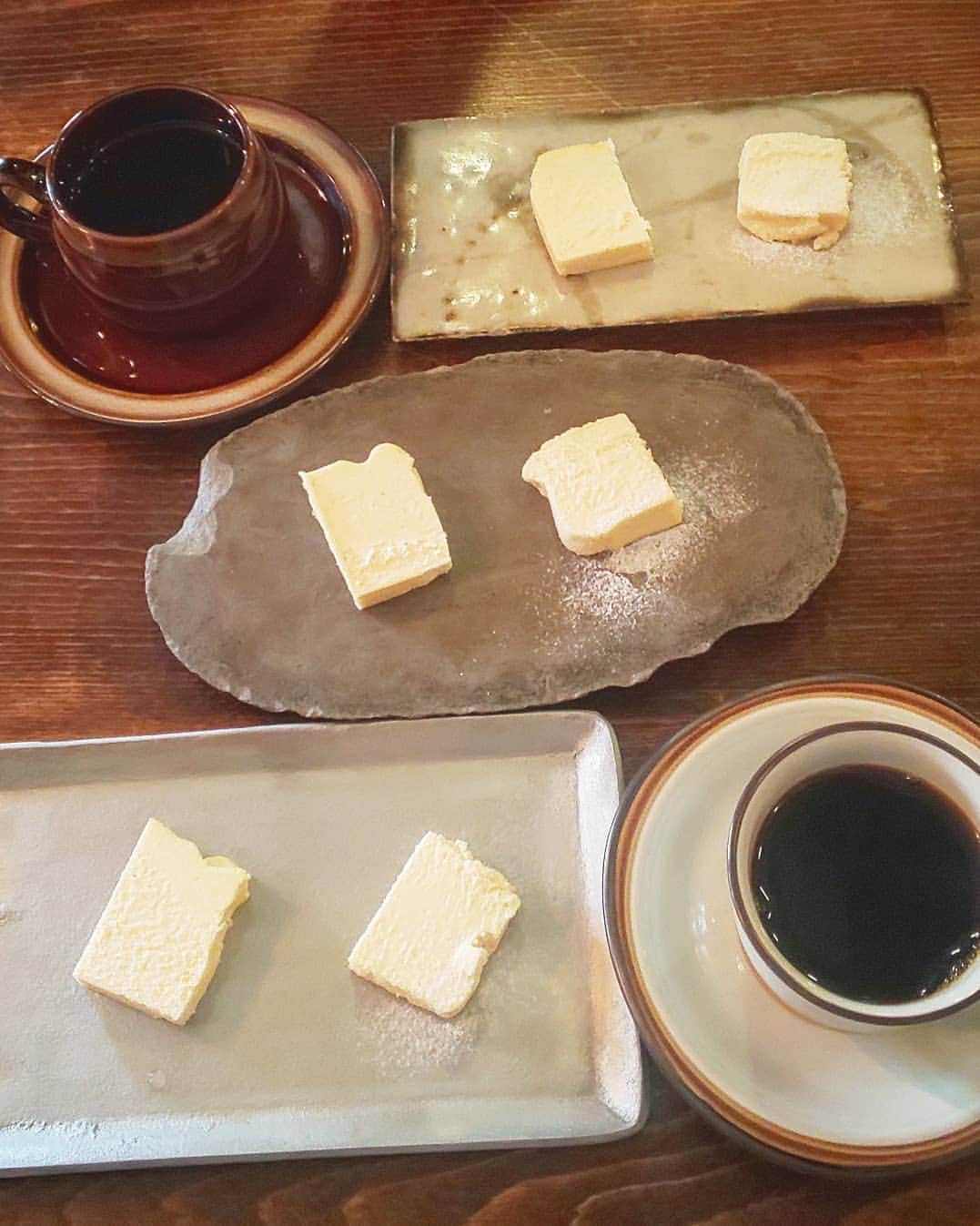 のインスタグラム：「(*˙︶˙*)☆*° ♡♡♡ チーズケーキ試食会 ・ おうちカフェにあう♡チーズケーキを開発中♪ ・ 今回は、2種類のチーズケーキの食べ比べ😋 ・ コーヒー、紅茶にあうチーズケーキ♡♡ ・ どんなチーズケーキが出来上がるか😊楽しみです💕 ・ @nagoya_cafemeguri 〜名古屋カフェ巡り〜 ・ @yayuyo_cake ・ ありがとうございました😃 ・ ・ ～＊～＊～＊～ #名古屋カフェ巡り#名古屋カフェ#チーズケーキ#チーズケーキ開発中#おうちカフェ#名古屋カフェ#名古屋スイーツ#名古屋テイクアウト#インスタグルメアワード2020#チーズケーキ食べ比べ#コーヒーにあうチーズケーキ」