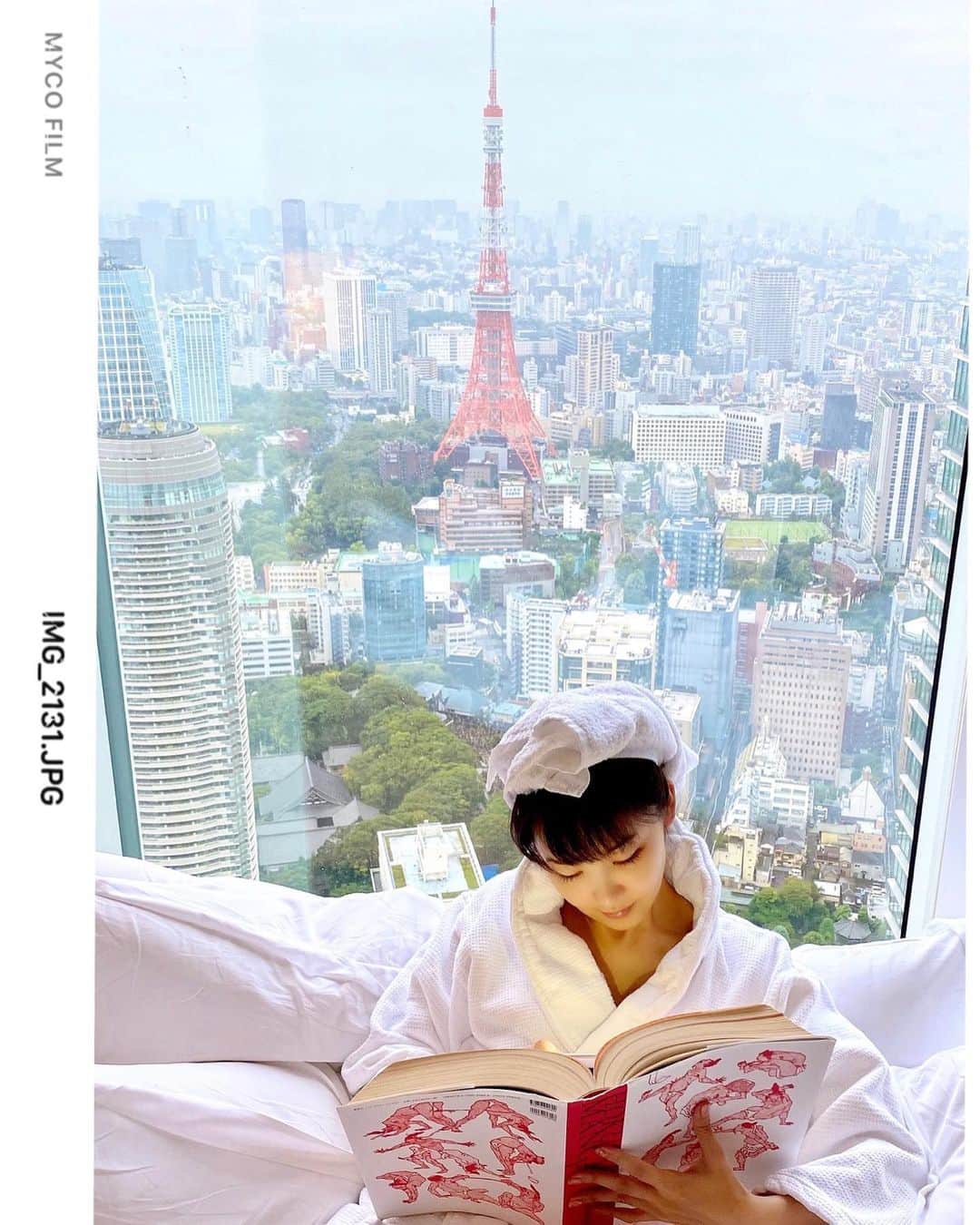 mycoのインスタグラム：「GOTOトラベル第2弾は﻿ アンダーズでした🏨﻿ ﻿ タワービュー🗼のお部屋がお勧め﻿ ﻿ 夜はダイニングで雪室熟成の﻿ シャトーブリアンを頂きました🍖﻿ 雪室熟成だからとんでもなく美味しくて﻿ 飛び上がりました…﻿ 今まで食べたやつで1番美味しい﻿ お肉だったんです。たまげました！﻿ ﻿ 雪室熟成を発明した方…天才！！  ﻿ 束の間のリラックスタイムになった﻿ ホテルタイムでした🤍﻿ ﻿  明日から月曜日ですね。﻿ お互いお仕事頑張りましょーね！！﻿ わたくし朝6時起きなので﻿ 今日はこれ書いてすぐに目を 閉じて﻿ゆっくり寝ます！！ おやすみなさい😴﻿  #andaztokyo #gotoトラベル #シャトーブリアン #雪室熟成 #Chateaubriand #リラックスタイム #アンダーズ　#tokyo #tokyotower #tokyohotel #tokyoluxey」