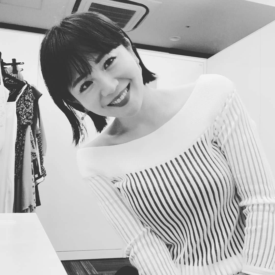 大橋未歩さんのインスタグラム写真 - (大橋未歩Instagram)「年を重ねての嬉しい誤算。  重力で色んな部位が下がるからw 自動的に鎖骨が浮き出てくるw  42歳になった今は もっぱら鎖骨推し👍  #鎖骨推し  #重力問題 #嬉しい誤算  #40代」10月18日 23時26分 - o_solemiho815