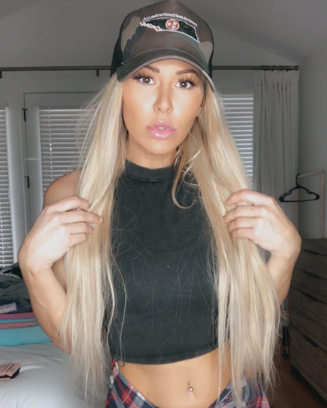 Kindly Myersのインスタグラム：「Long hair don’t care」