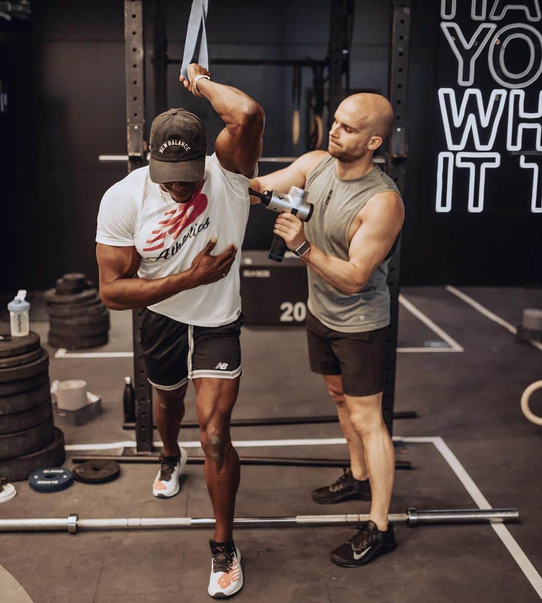 ハリー・アイキネス＝アリエティさんのインスタグラム写真 - (ハリー・アイキネス＝アリエティInstagram)「We all need a training partner like @tomlowefit! - Tag your training buddy 😂 - 📸 @photographermarkjames  #Training #Explosive #Conditioning #trackandfield #tracklife #sub10 #Sprinter #Gym #workout #FitLife #Tracklife #power #TeamNB  #TeamUSN #Sprinter #GX800 #RunnersOfInstagram #FasterStronger #RunningMotivation」10月18日 23時26分 - aikines