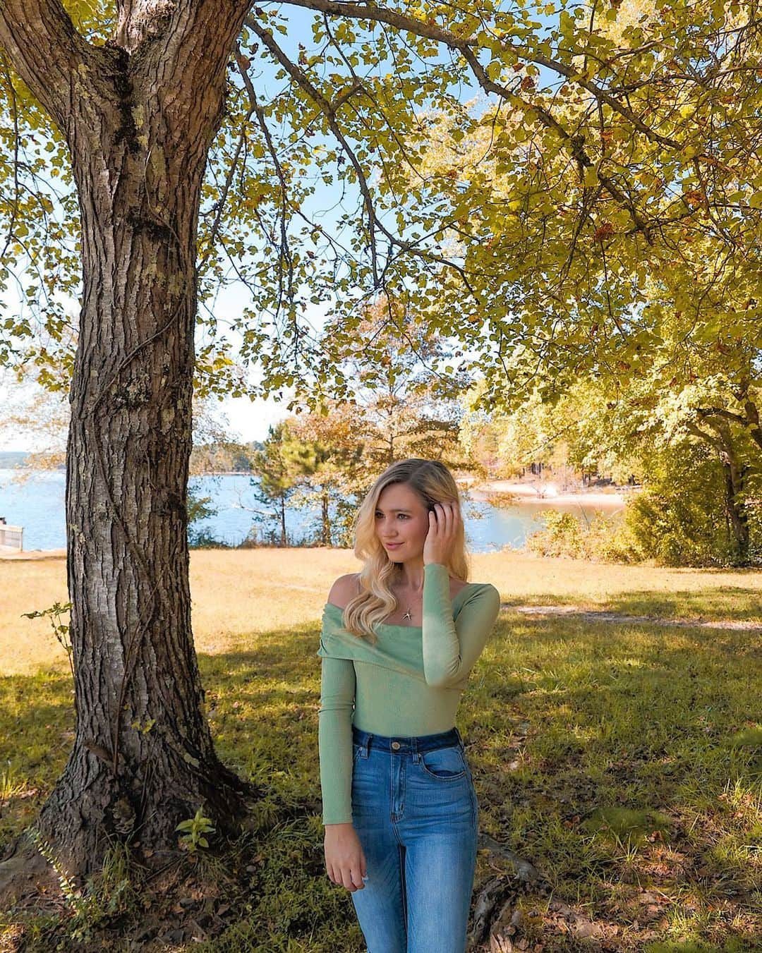 サシャ・カリスのインスタグラム：「“Autumn leaves don't fall, they fly.” -Delia Owens, Where the Crawdads Sing. Have you guys read Where the Crawdads Sing yet? I added it to my book club last month and I’m still drooling over it! 📚」
