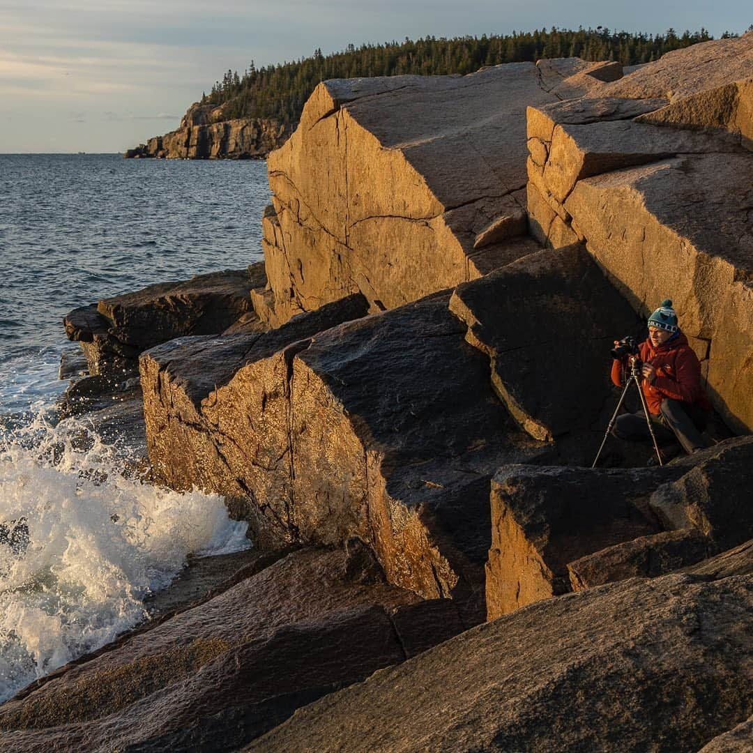 Tim Lamanさんのインスタグラム写真 - (Tim LamanInstagram)「Photos by @TimLaman.  That brief moment when the sun pops up over the ocean, and a warm glow lights up the granite coastline of Acadia National Park… made crawling out of my sleeping bag at 5:30AM well worth it.  Shot this past weekend on our family fall pilgrimage to spectacular Acadia in Maine.  As a father, one of the most satisfying things has been watching my kids grow up to love nature and these outdoor experiences we share (and be happy to join me on dawn patrol). And nothing like a little friendly competition from the next generation to keep one motivated…. 2nd photo, son Russell works the Acadia sunrise.  You can see his photos @RussLaman.  My hope is to also inspire other families to get outside with your kids at every age!  #Acadia #AcadiaNationalPark #Maine #landscapephotography #FramedonGitzo @Gitzoinspires」10月18日 23時27分 - timlaman