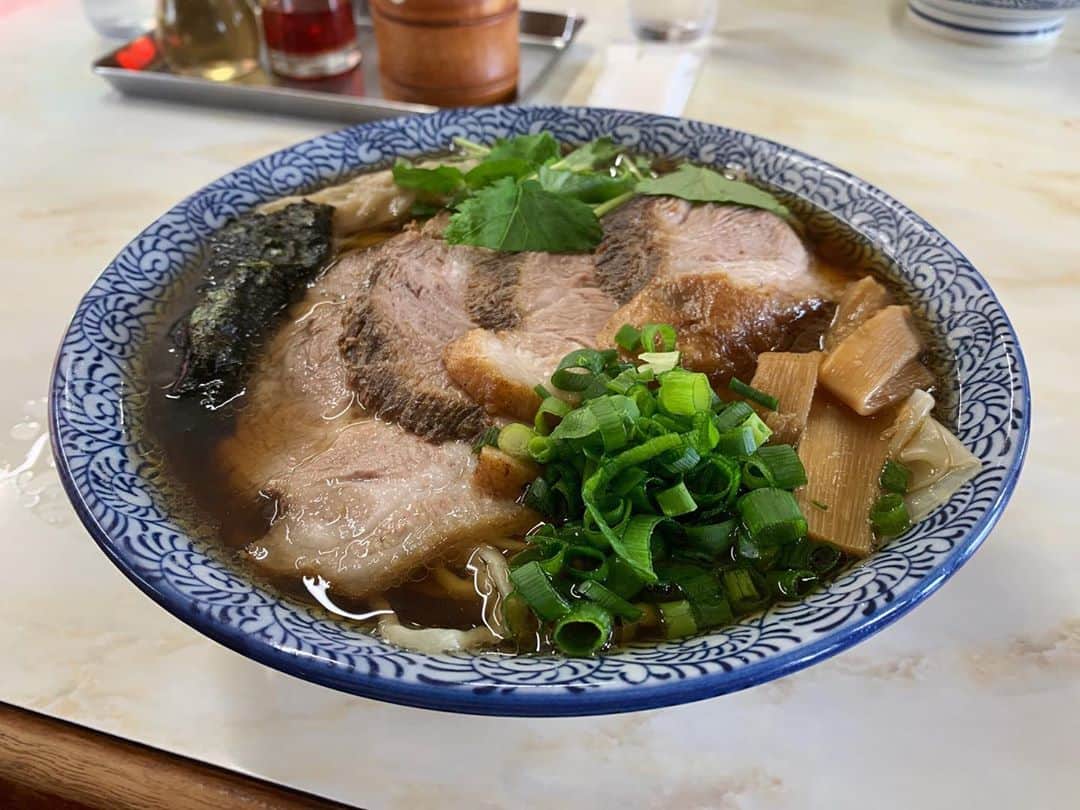 のインスタグラム：「西神奈川のプチご当地ラーメン、『小田原系ラーメン』を代表するお店！ 大きなワンタンと分厚いチャーシューが特徴的で、『西神奈川の二郎系』と呼ばれることもあります🍥 ほんのり豚香る優しい旨味のスープが食べ進めるごとになじみ、奥深い美味しさを感じられます🐷 麺も多めでボリューミーですがスープがあっさりしているのでスルッと美味しく完食できました🍜 #susuru_tv #1727日目 #味の大西真鶴支店 #味の大西 #真鶴 #神奈川 #チャーシューワンタン麺 #うまい  #ラーメン #らーめん #ramen #ラーメン部 #ramennoodles #毎日ラーメン生活 #麺スタグラム #japaneseramen #japanramen #foodstagram #foodie #noodles #instanoodle #instaramen #instafood #susururecommended #神奈川ラーメン #醤油ラーメン」
