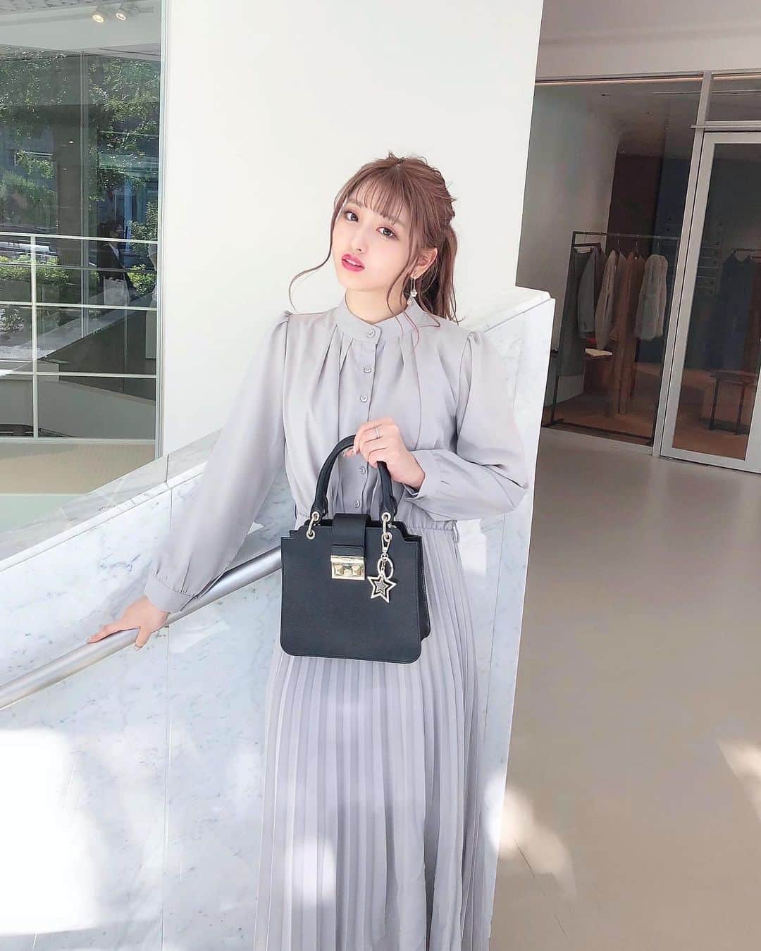 のインスタグラム：「. . 大人っぽいシンプルコーデ💫 . イヤリングは @ponpon.accessory さんの手作りだよ！ . 揺れるタイプのイヤリングってワンピースとの相性がいい気がする❤︎ . この週末は気付いたら14時間も踊ってました😳😳 . 投稿したい写真はたくさんあるのに投稿が追いつかない〜〜🐢」