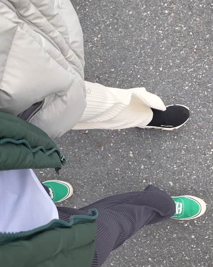 イム・ジンウのインスタグラム：「네살 어리지만 네살많은 애같은 오빠 키우며  인생을 알려주는 어른 갱이👩🏻존재해줘서 고마워 #NW61586💎🏝 #재밌게살자  - 갱이만큼은 아니지만 애정하는 #패딩 #플리츠 는 다음주」
