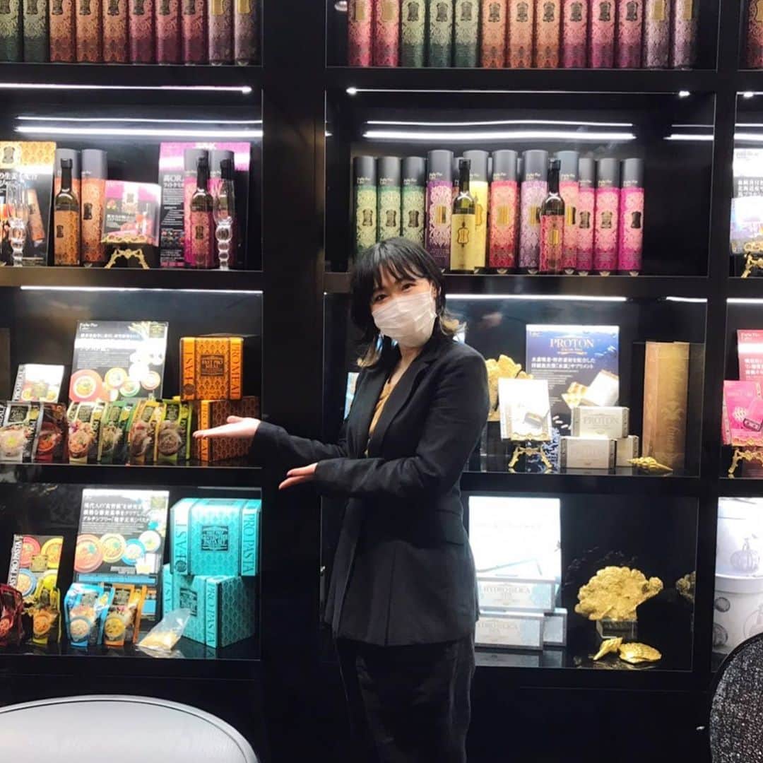 黒木絵里のインスタグラム：「・﻿ ・﻿ 先日、弊社社長とともにエステプロラボさまにお邪魔いたしました。﻿ ﻿ オフィスのあらゆるところがインスタ映えするスポットで素敵な空間でした！﻿ ﻿ #エステプロラボ﻿ #美容室﻿ #美容師﻿ #エステ﻿ #インナービューティー﻿ #デジタルマーケティング﻿ #DISCOVERY」