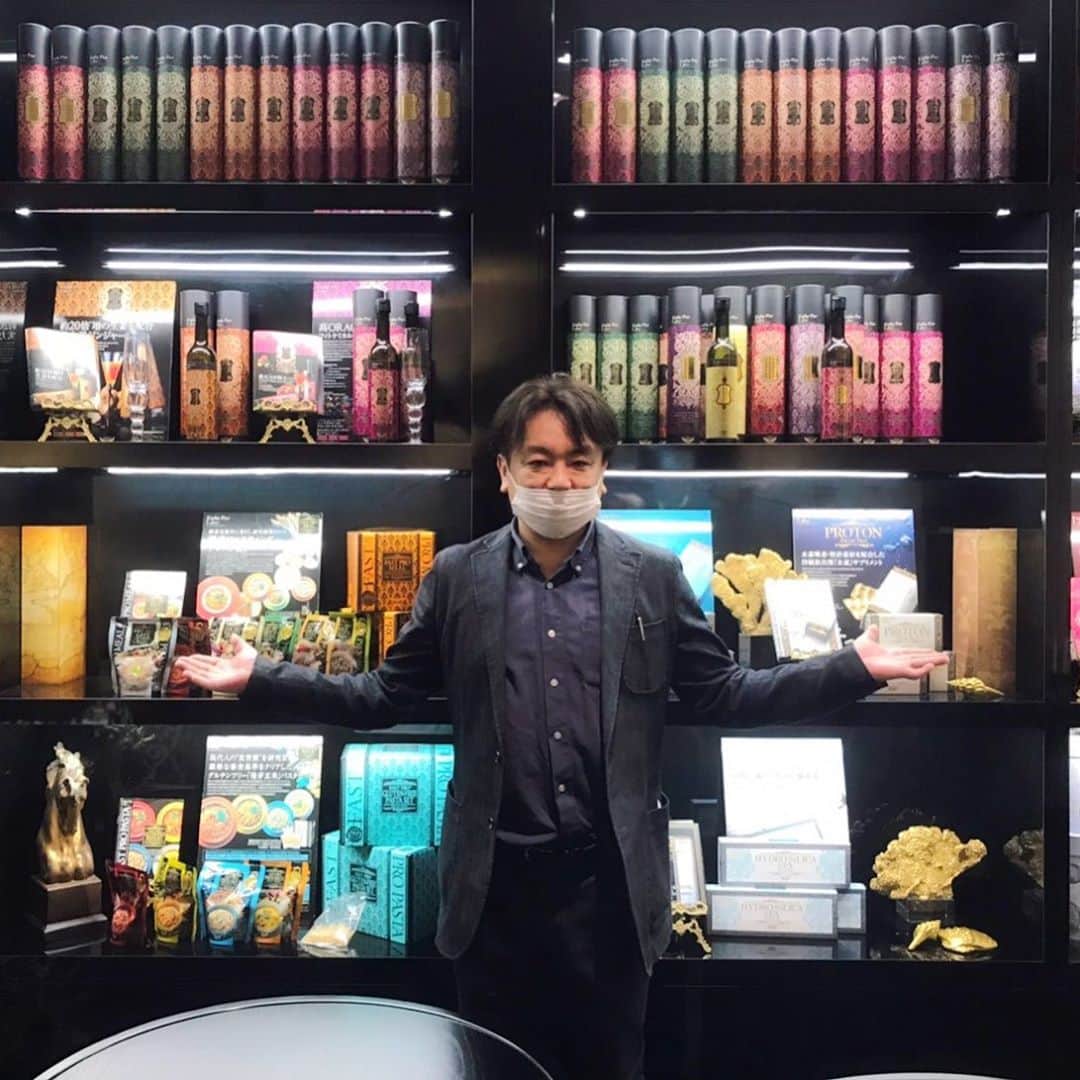 黒木絵里のインスタグラム：「・﻿ ・﻿ 先日、弊社社長とともにエステプロラボさまにお邪魔いたしました。﻿ ﻿ オフィスのあらゆるところがインスタ映えするスポットで素敵な空間でした！﻿ ﻿ #エステプロラボ﻿ #美容室﻿ #美容師﻿ #エステ﻿ #インナービューティー﻿ #デジタルマーケティング﻿ #DISCOVERY」
