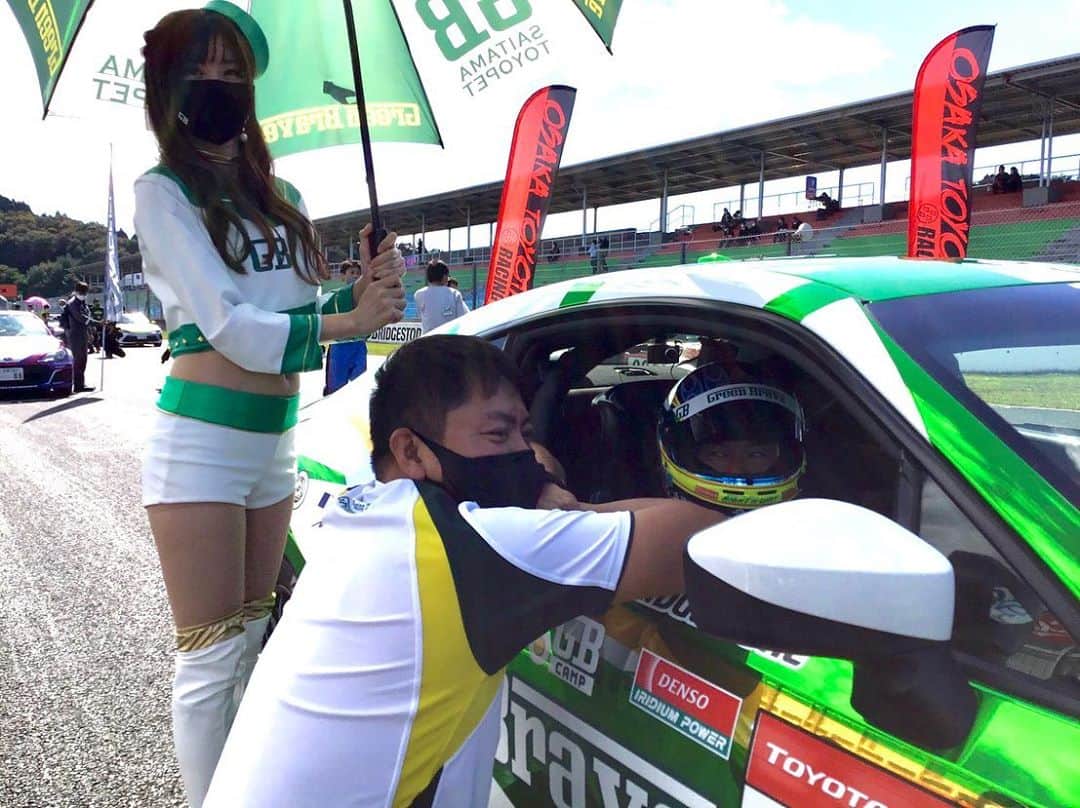 熊林保奈美のインスタグラム：「* . 86/BRZ RACE  第8戦 岡山国際サーキット 応援して頂いた皆様ありがとうございました！😊 . . クラブマンオープンクラス 522号車　樫村選手 第1ヒート　14位 第2ヒート　19位 . プロフェッショナルクラス 160号車 吉田選手 第1ヒート　10位 第2ヒート　9位 521号車 川合選手 第1ヒート　8位 第2ヒート　6位 . 土曜はウェット、日曜はドライと 路面コンディションが異なるレースでしたが、 樫村選手はエントリー台数多い中無事完走して 予選よりも順位を上げ、 プロクラスも予選から着実に追い上げて チェッカーを受けました🥺🏁 私は今回お留守番だったので YouTubeを通して応援してましたが、 グリッドウォークで遠くに ちっちゃく映るサポーターズを 立ち方や雰囲気で当てるくらいには ガン見してました👏🏻笑 皆様お疲れ様でした✨ . 次戦はいよいよ86/BRZ race最終戦！ 引き続き 埼玉トヨペットGreen Brave の応援を よろしくお願い致します😊💚 . * #86BRZrace #埼玉トヨペット #埼玉トヨペットgreenbrave #GreenBrave #埼玉トヨペットサポーターズ」