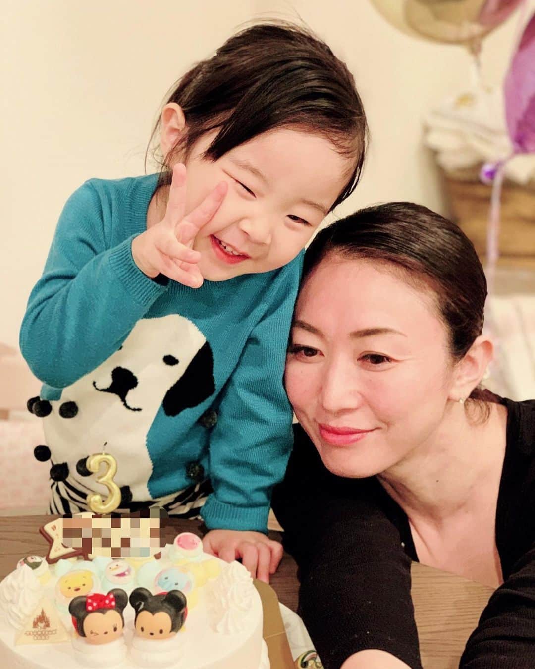 田中雅美さんのインスタグラム写真 - (田中雅美Instagram)「無事に、3歳を迎えました。  ・ ・ 色々と事前に計画して過ごしたバースデーの週末。  ・ ・ 昨日からハイテンションの娘は、「楽しい〜幸せ〜😆」と「なんか分からないけどグズグズしちゃう😭」を繰り返し…  ・ ・ パパとママは、いつも以上にぐったり🤣🤣🤣  ・ ・ 3歳って難しい〜💦と予測しちゃうようなスタートの日となりましたが…  ・ ・ 1日でも多く、 1分でも多く、 娘が元気いっぱいに、 笑顔でいられるように、 笑顔を見られるように、 大人はこれからも一生懸命頑張ります♡♡♡  ・ ・ #3歳おめでとう #娘 #誕生日 #あっという間 #とにかく元気で #人を大事にできる人に #親の希望 #親はひたすら #笑顔見たさに #がんばるのみ #子育ては忍耐」10月18日 23時34分 - tanakamasami_official