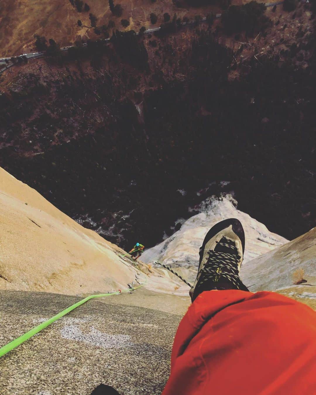 トミー・コールドウェルのインスタグラム：「I did quick trip up El Cap with @blairwilliams4937 yesterday. Cotton mouthed from the smoky air was only a minor distraction from the joy of being high on high on my favorite wall. It was supposed to be the start of my yearly fall climbing season. When I got to the top I learned that the fire that has been slowly spreading near my home in Colorado has blown up and is now threatening our town. So now I’m headed back home to pack for possible evacuation. Fire had altered my last 3 fall climbing seasons in a row. It’s a minor inconvenience in the grand scheme of what’s going on in the world these days.  But it does bring questions to my mind about what’s in store for my kids. How much of there lives will be spent indoors surrounded by air filters?」