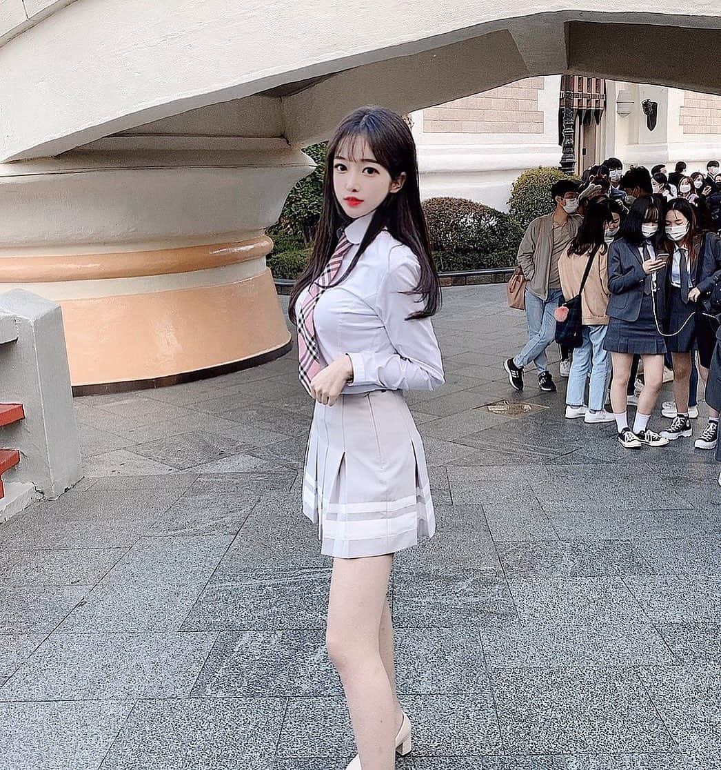 ハ・ウネのインスタグラム：「교복입구 롯데월드🥰 #교복 #롯데월드」
