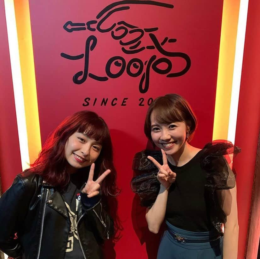 トミタ栞さんのインスタグラム写真 - (トミタ栞Instagram)「今日は #Saku @somewhere_saku ちゃんと 代官山LOOPで配信ライブでした！  ひっさしぶりのSakuちゃん、 相変わらず人当たりいいのなぁ〜 自然体の極み♡ 歌声もアコースティックバージョンも 凄く良かったよねー✨  みんなはどこから観ていたんだろう？ 家？電車？外？ 配信ライブ、会場にはお客さんはおらんけど、すんごく緊張もするし、頭使うし、エネルギーも普通にめっちゃ使います！ 汗もかきます！ 私を応援してくれる人が増えることも嬉しいですが、配信ライブをもっとたくさんの人が知って楽しんでくれたら嬉しいなっ🧟‍♀️  今日も楢原さん(#楢様) @eisukenarahara に サポートをしてもらいました。 ギターとピアノで本当にありがたいです。 おまけに優しい。上手い。面白い。  楢様が本番前に 「ちょっとさ、ネイル貸して🙏」 と言ってきたので、 今日はお揃いのネイルを塗っていました。 気がついた人は…… いますか？w もしよかったら、明日の18時半までアーカイブ観れるみたいやし、今からチケットの購入も出来るそうです！  配信ライブとなると、やはりこれまでのライブより人を動かすのが難題です。その中で、参加してくれる人がいること、本当に感謝ですし、チケット代よりプラスにしてお返ししたいという気持ちです！  10月28日には、 #プレミアムモルツ を買うと観れる 配信ライブで歌うので 次はそこで会いましょう！  ありがとうございました！」10月18日 23時39分 - tomita_shiori